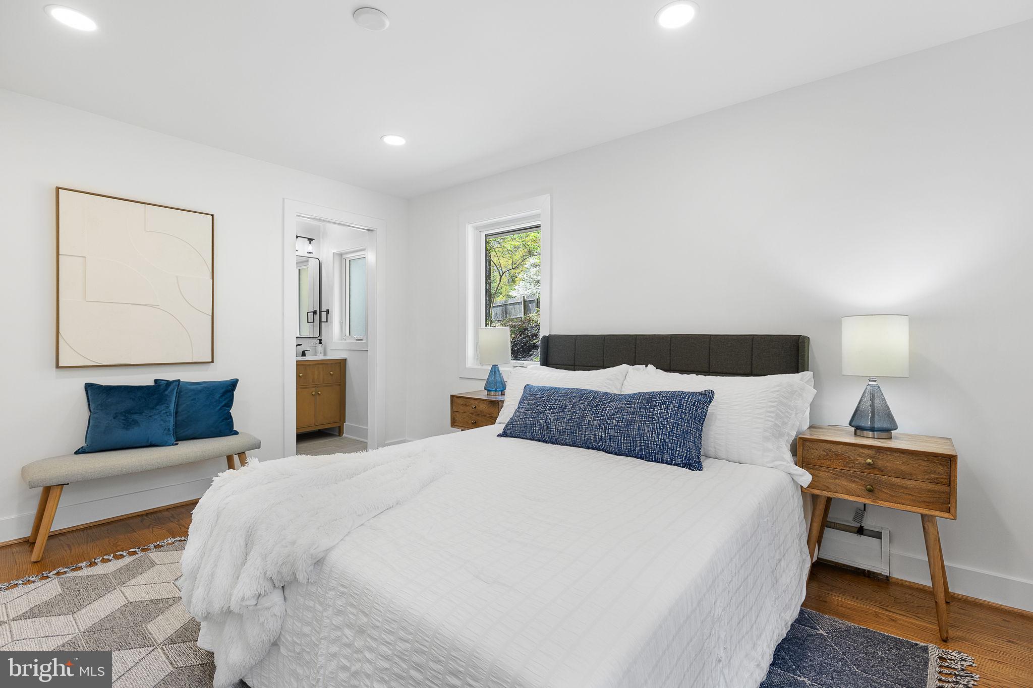 LAKE BARCROFT - Residential