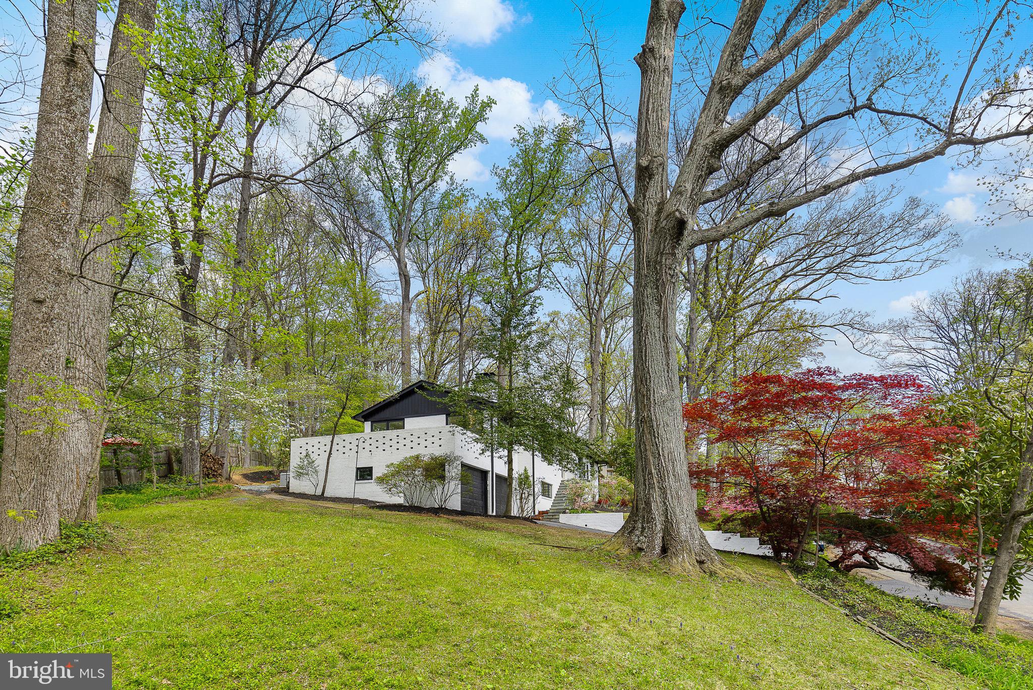 LAKE BARCROFT - Residential