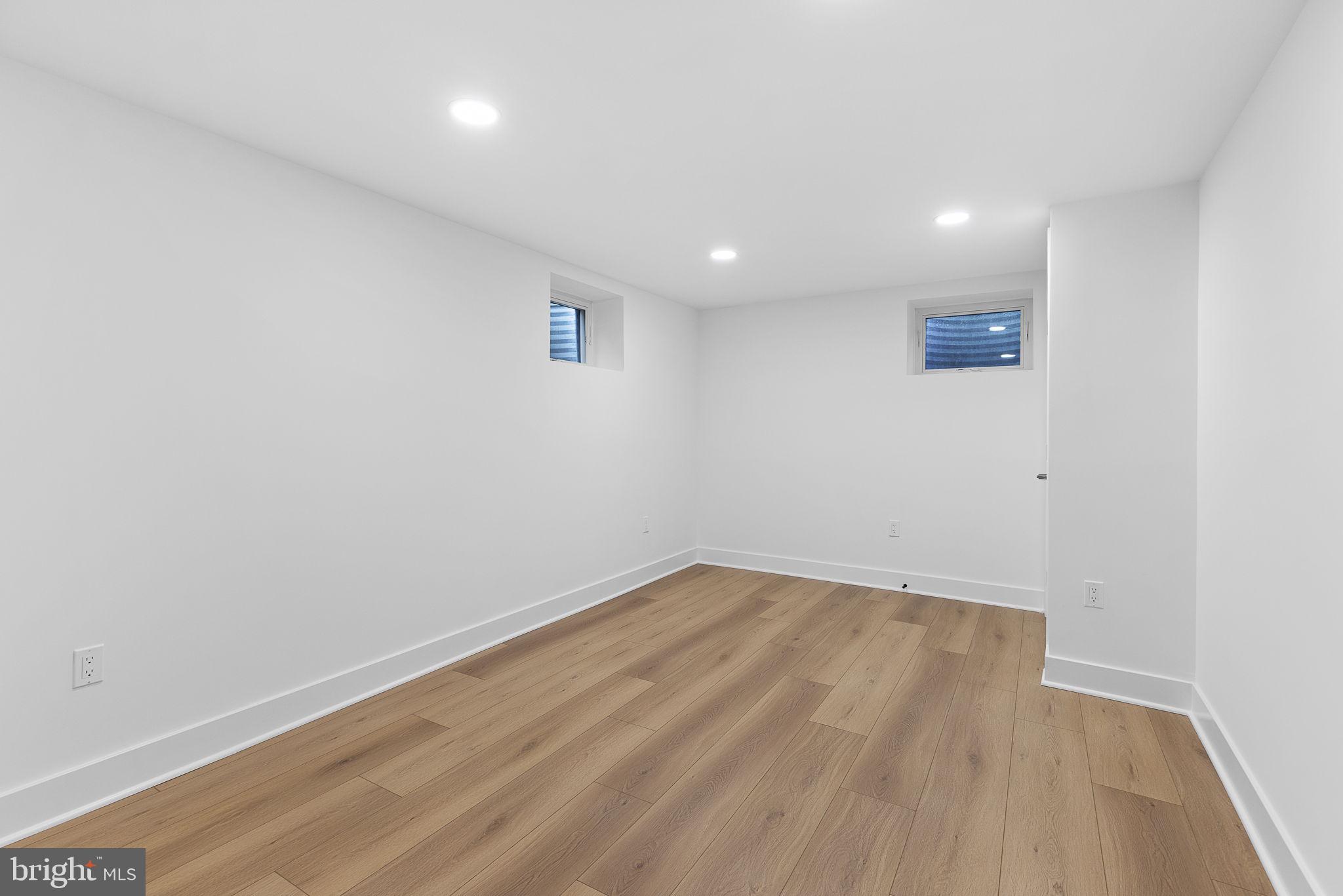 LAKE BARCROFT - Residential