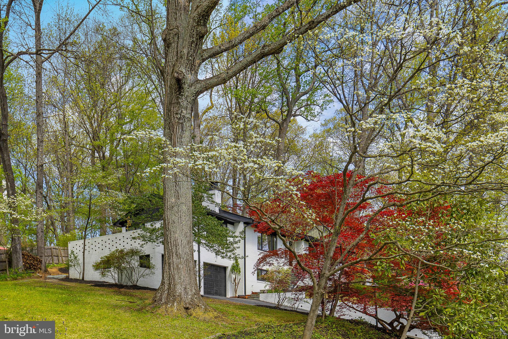 LAKE BARCROFT - Residential