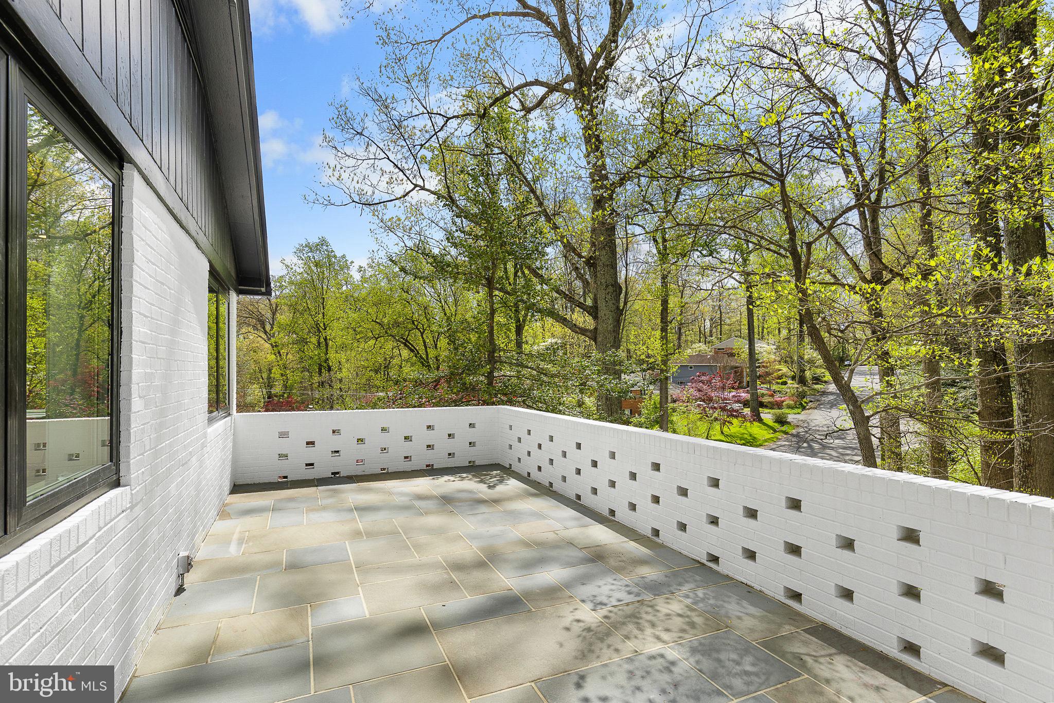 LAKE BARCROFT - Residential