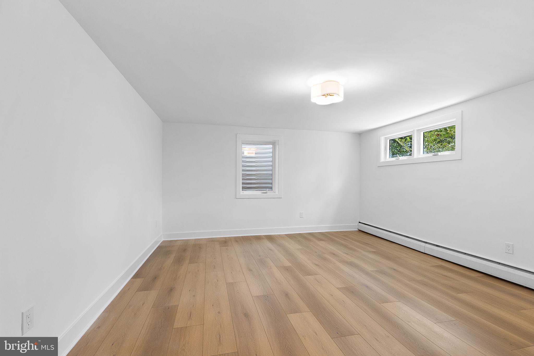 LAKE BARCROFT - Residential