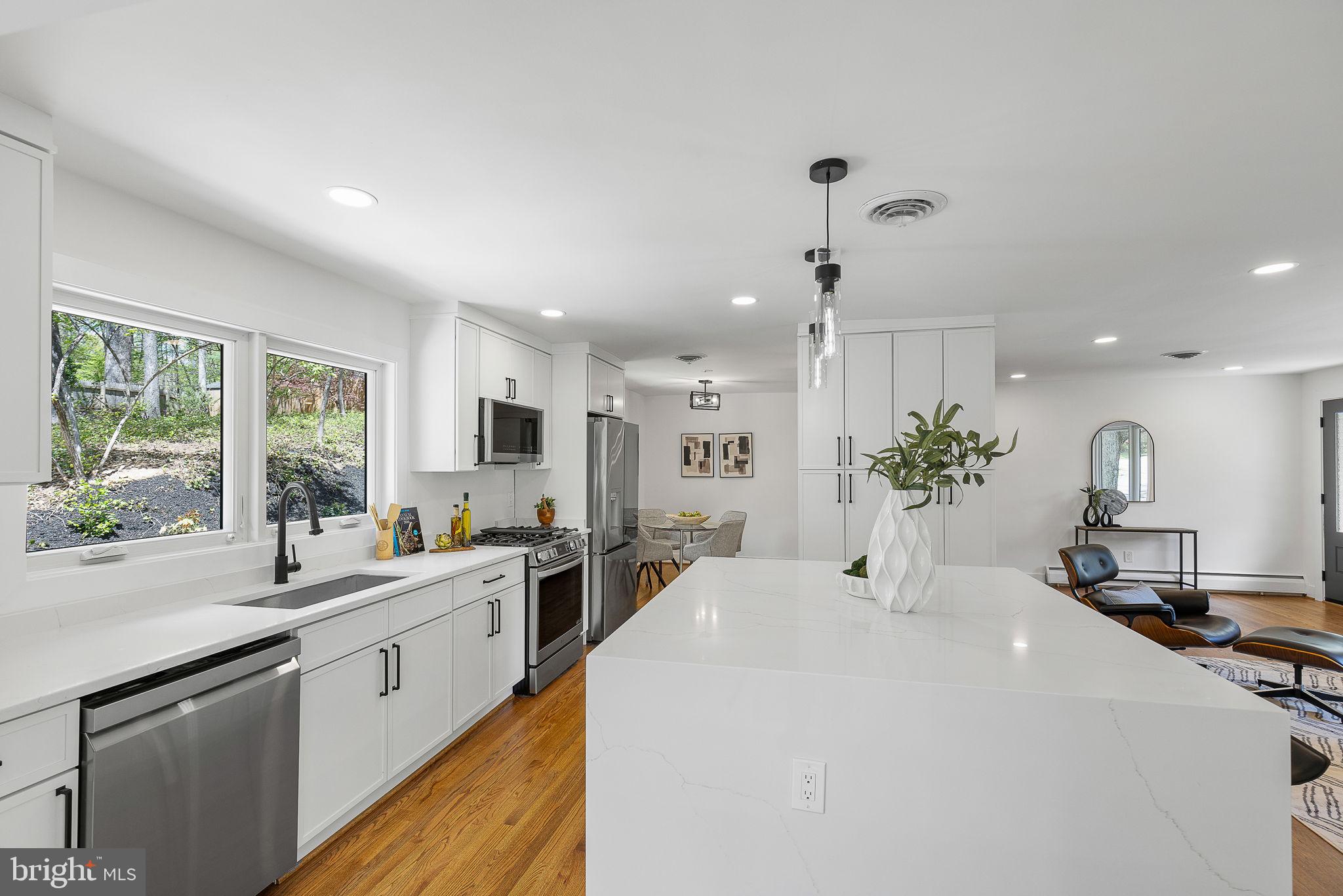 LAKE BARCROFT - Residential