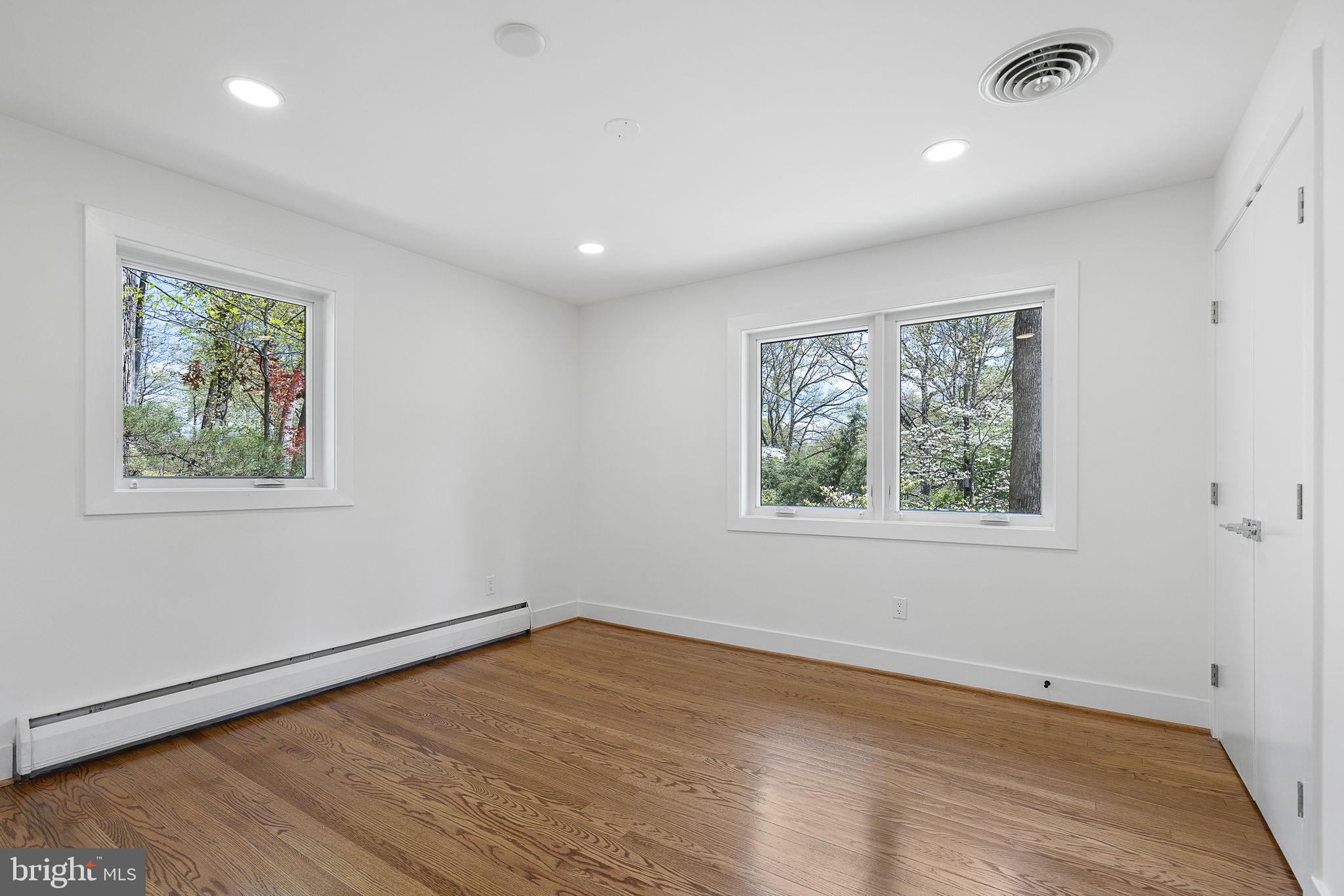 LAKE BARCROFT - Residential