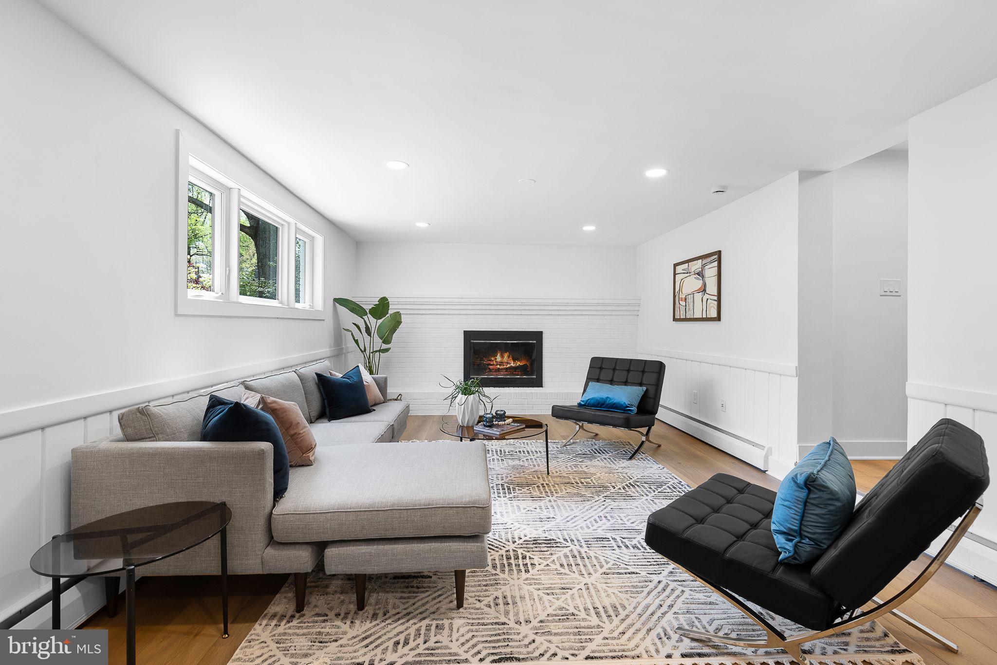 LAKE BARCROFT - Residential