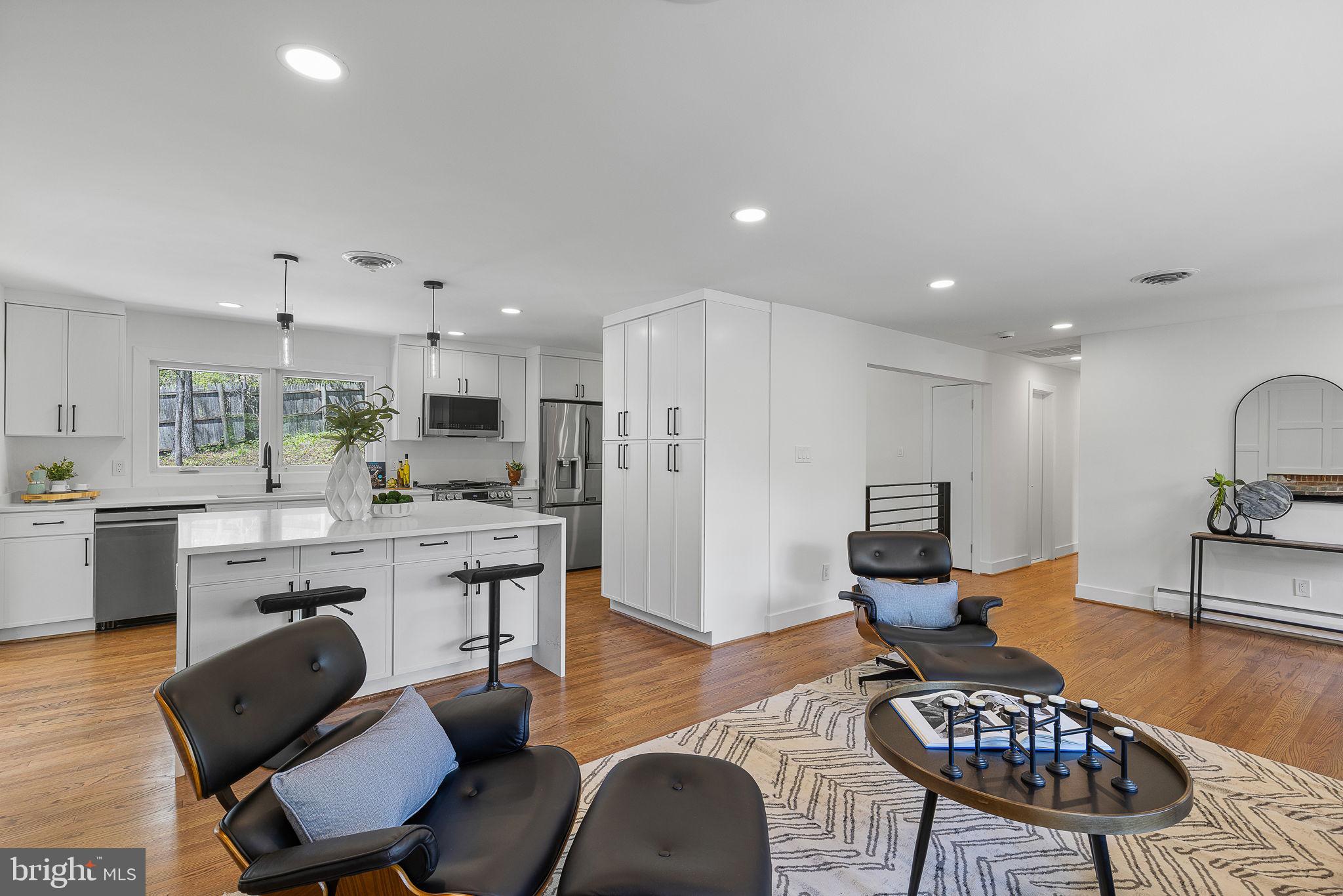 LAKE BARCROFT - Residential