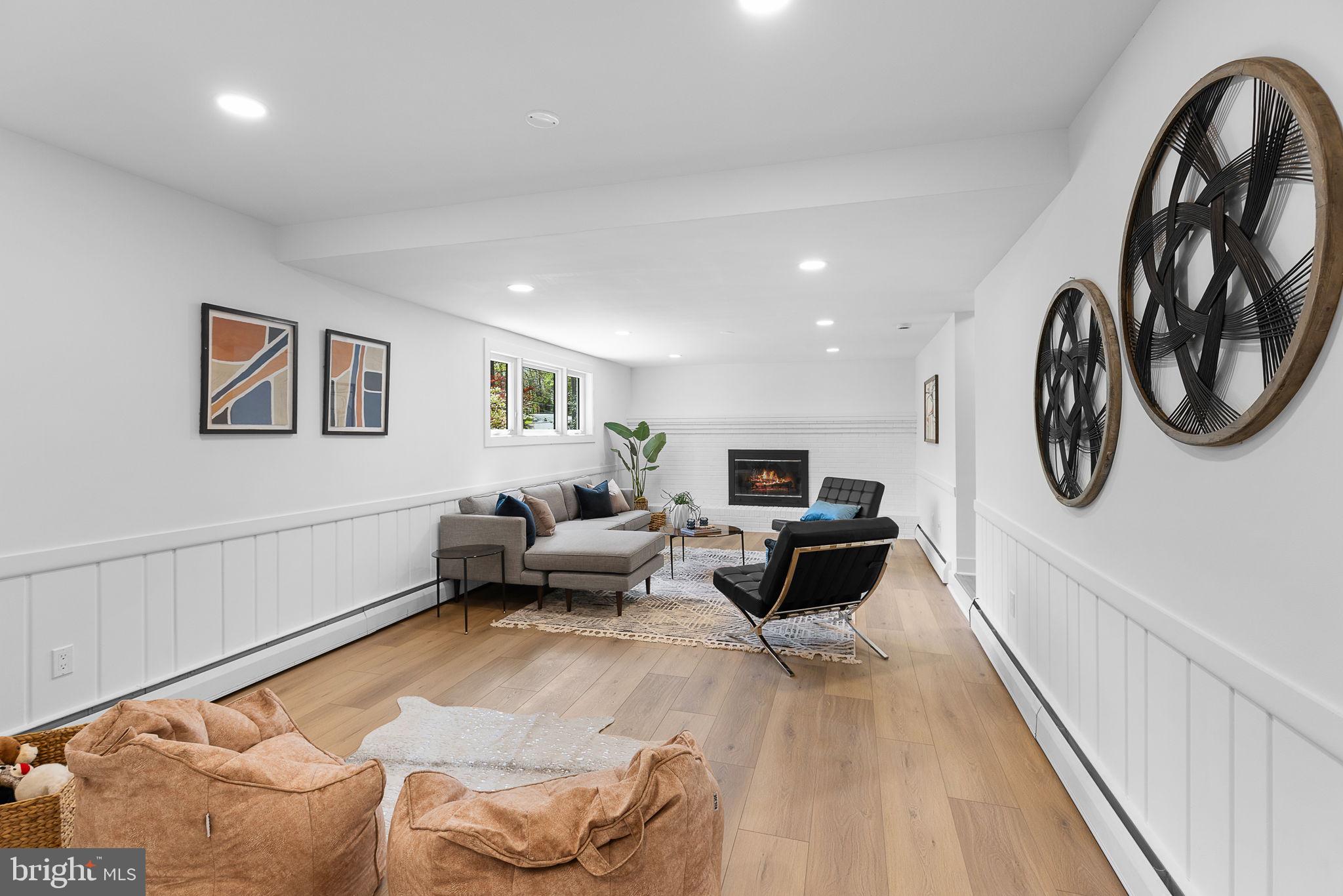 LAKE BARCROFT - Residential