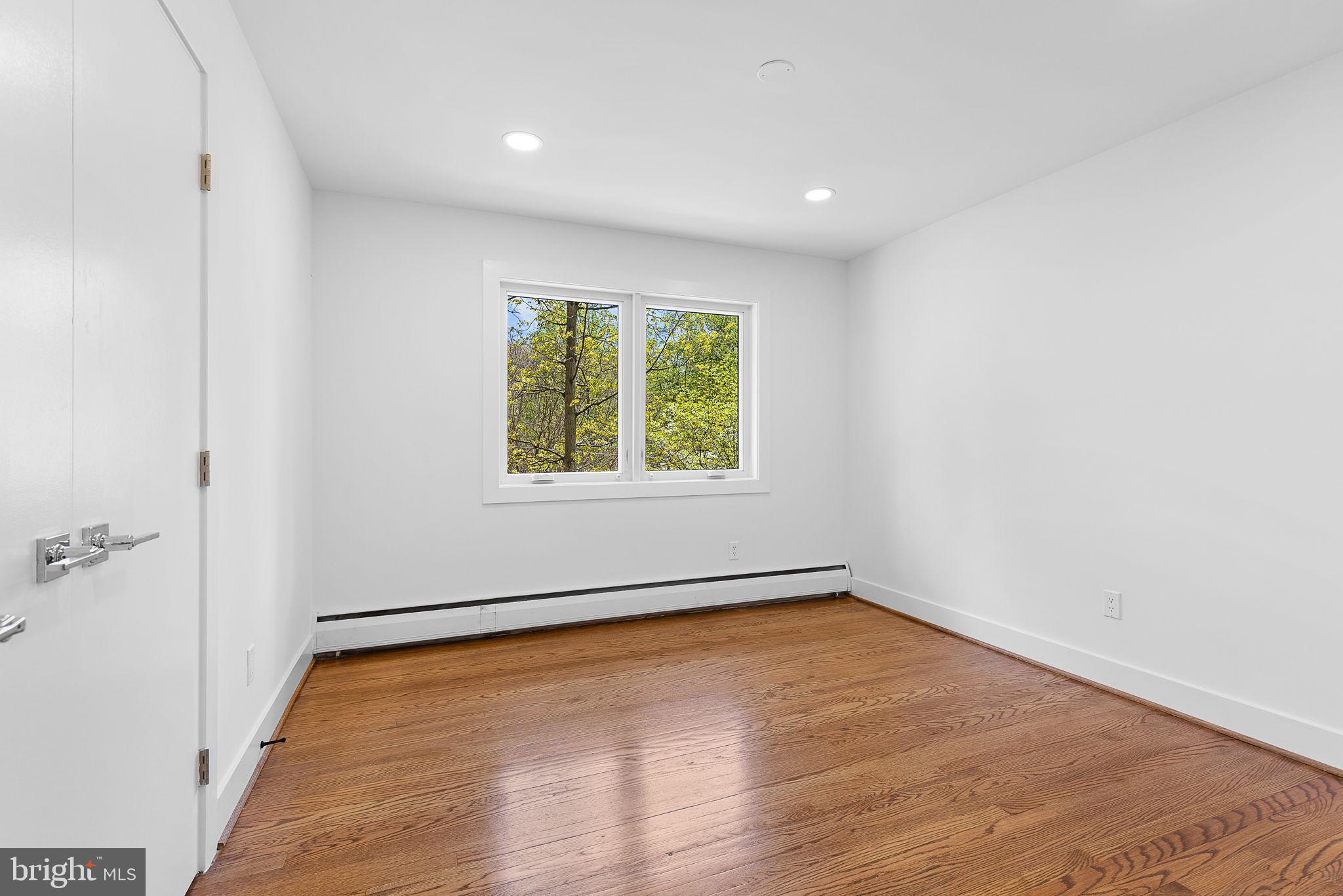 LAKE BARCROFT - Residential