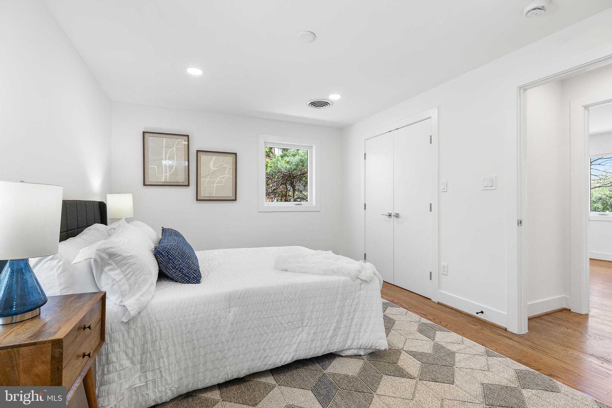 LAKE BARCROFT - Residential