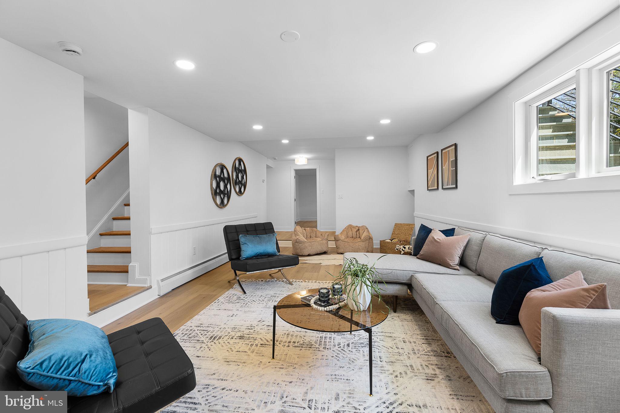 LAKE BARCROFT - Residential