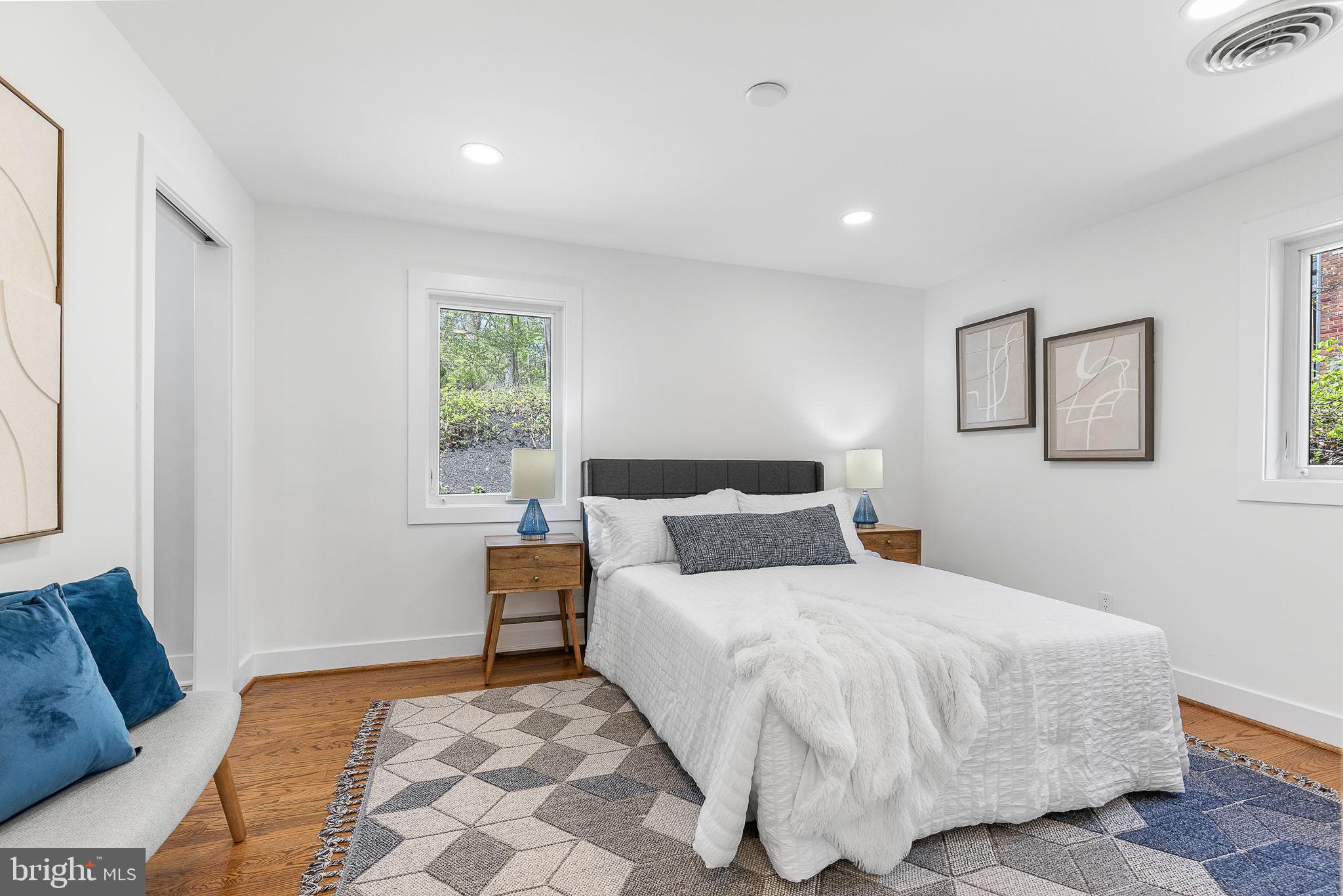 LAKE BARCROFT - Residential