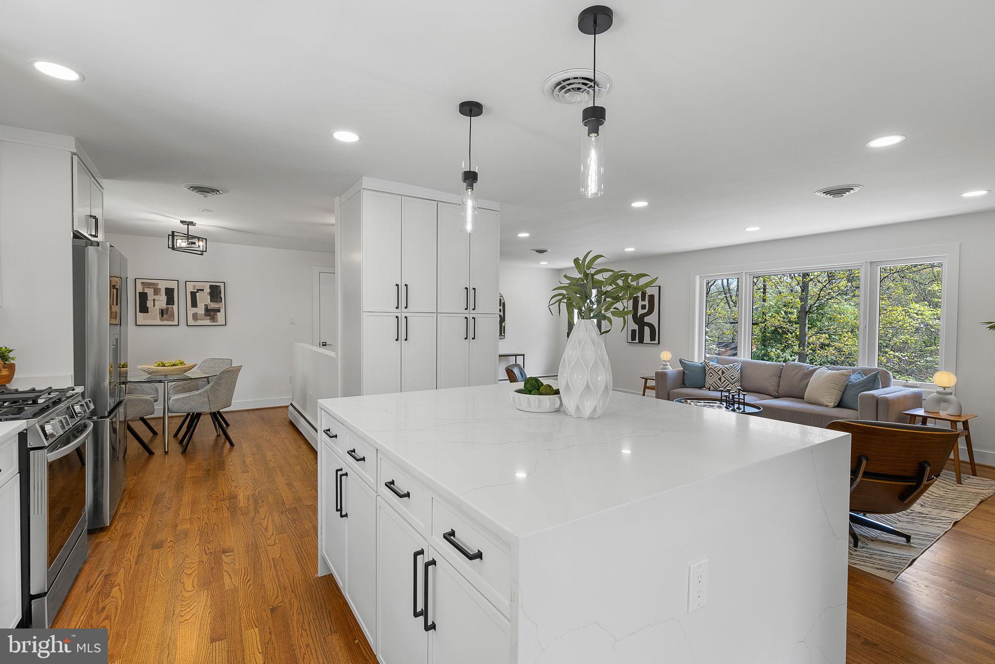 LAKE BARCROFT - Residential