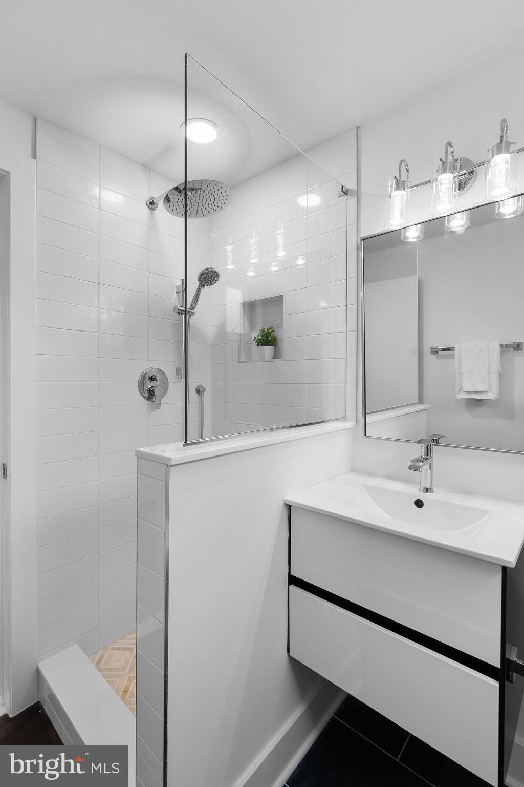 LAKE BARCROFT - Residential