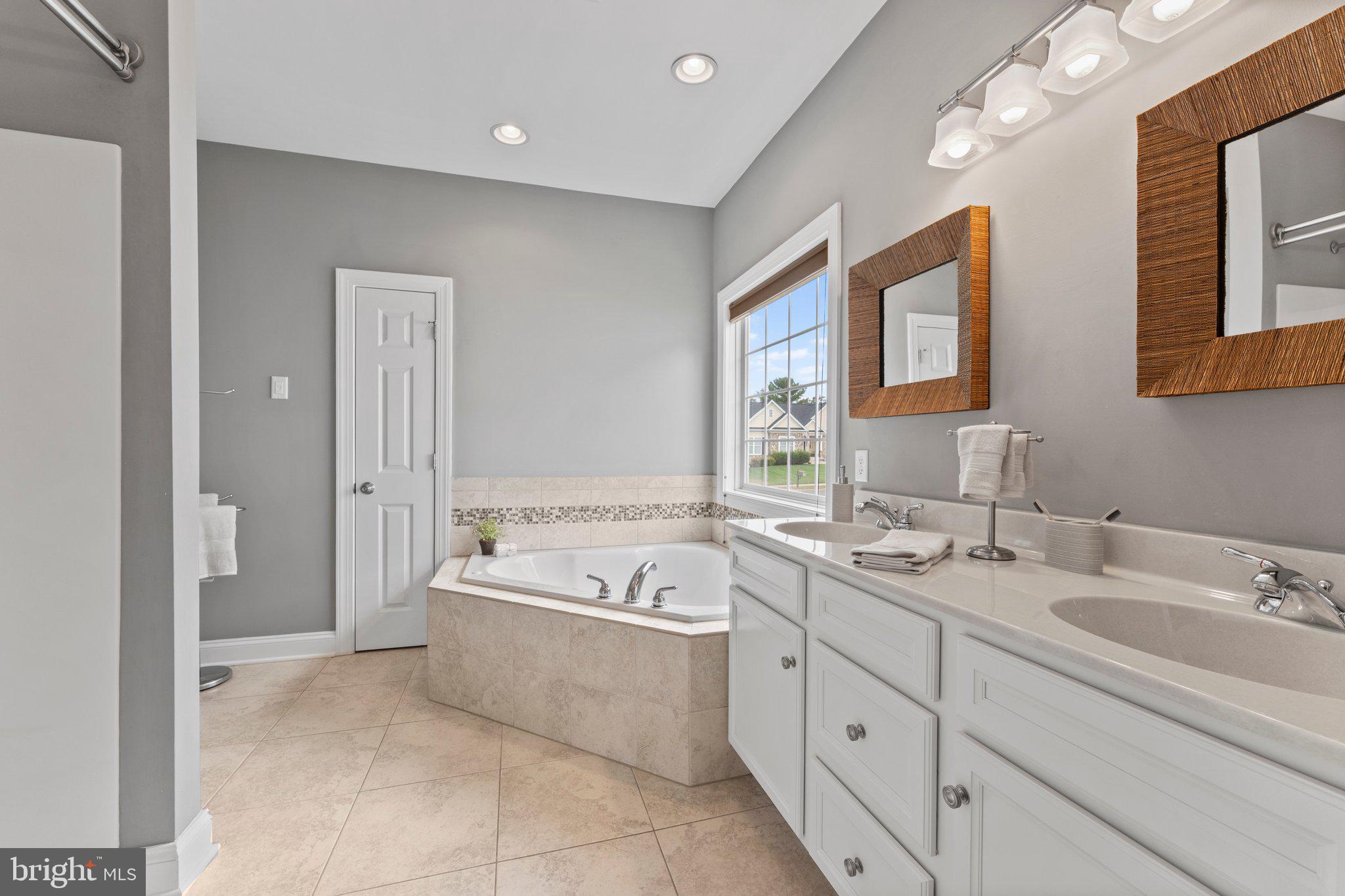 ABRAMS POINTE - Residential