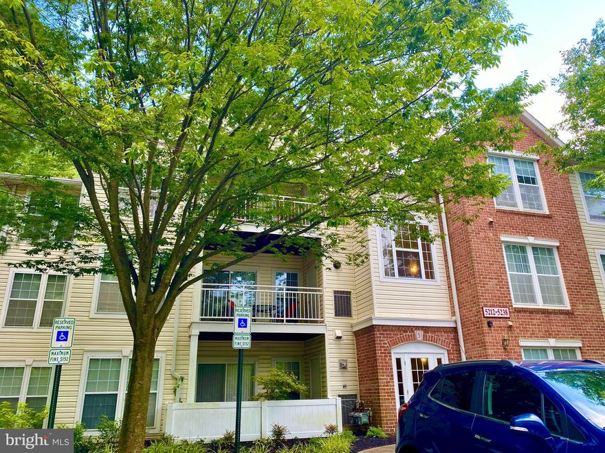 Beautiful bright condo in great shape! neutral carpet, gas fireplace, balcony, open kitchen design, separate dining room, spacious master bedroom and full bathroom, all in a secured building! Very close to restaurants and shopping!