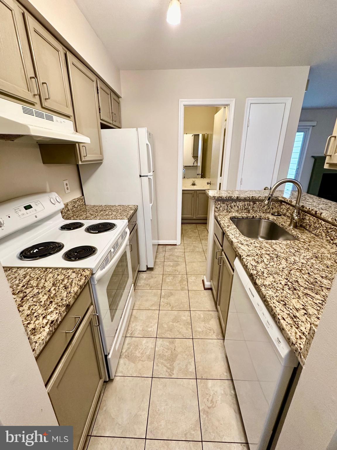 Come see this beautiful 2 bedroom townhome before it's gone! Inside, enjoy your fireplace, updated kitchen, spacious bedrooms each with their own vanities, and washer/dryer. Relax outside in your fully fenced in yard.
Just minutes away from shopping, 95 entrance, Quantico, Government Island and more! Owner is a licensed real estate agent.