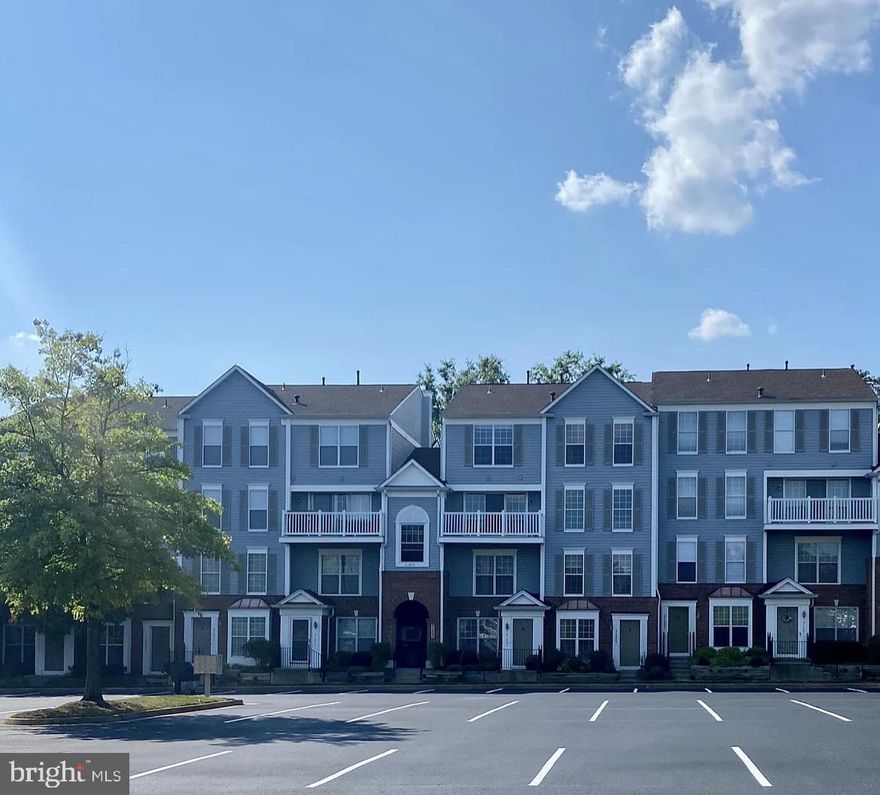 Bright Open Floorplan with Hardwood Flooring Throughout!