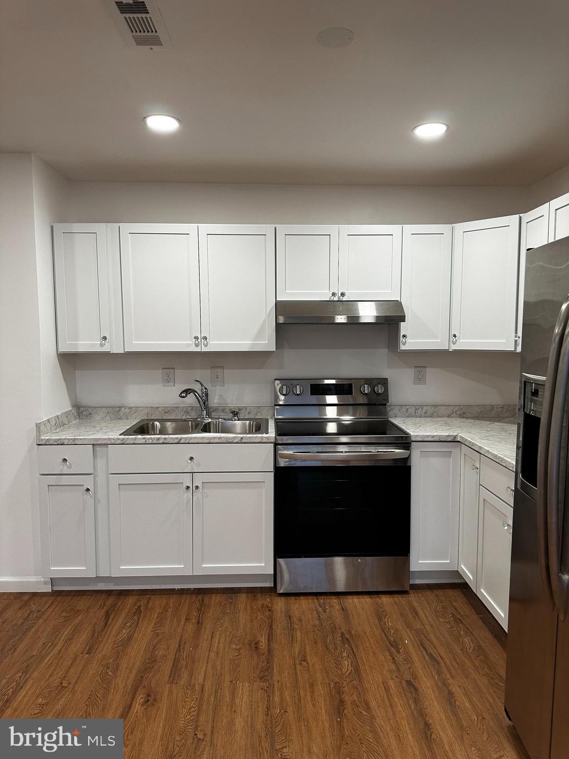 LEES PARKE - Residential Lease