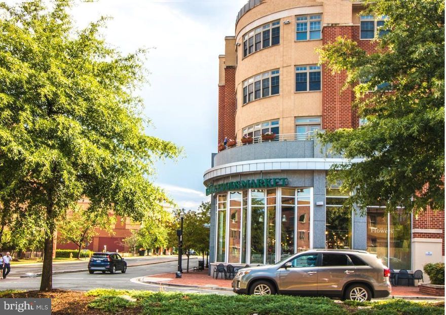 Ditch the car and ENJOY LIFE! Lux building offers garage for your car, elevator to Whole Foods, steps to metro, free trolley, gourmet restaurants and strollable streets. Oh, and the condo is amazing, too! Soaring ceiling, new wood floors, great city views. Pet friendly building, lots of amenities. Live and work in the city but in your own tranquil space in the most convenient building in Old Town.