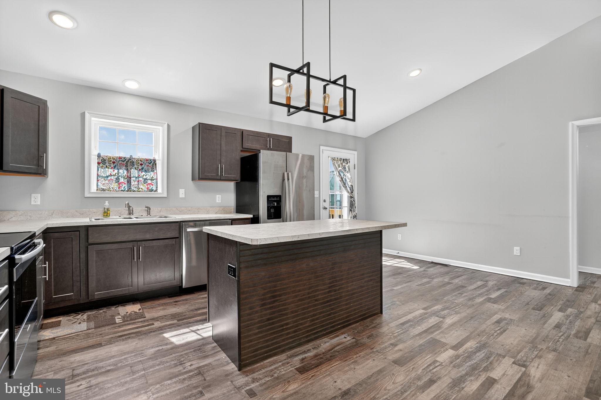 CAPTAIN'S COVE - Residential