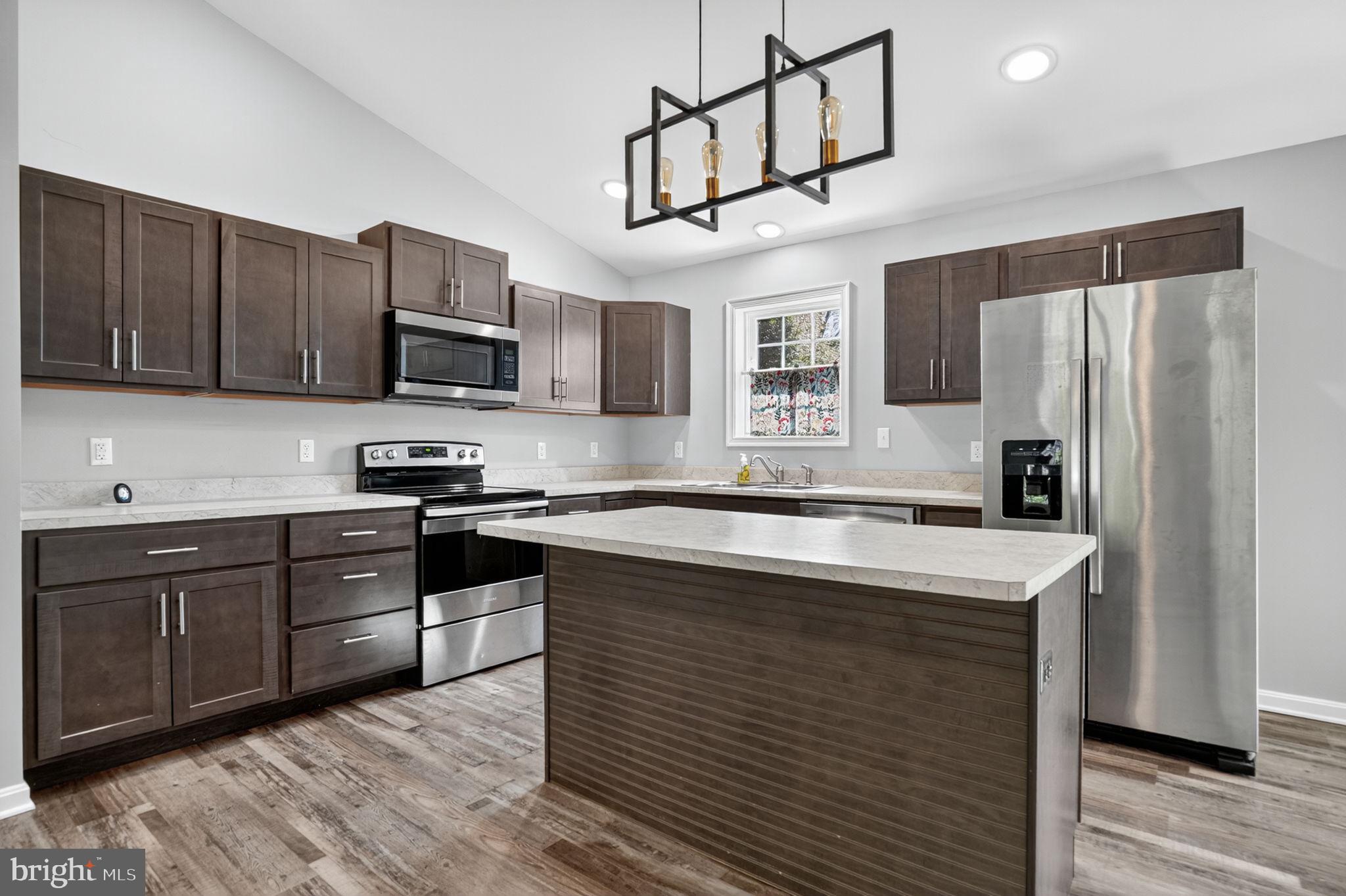 CAPTAIN'S COVE - Residential