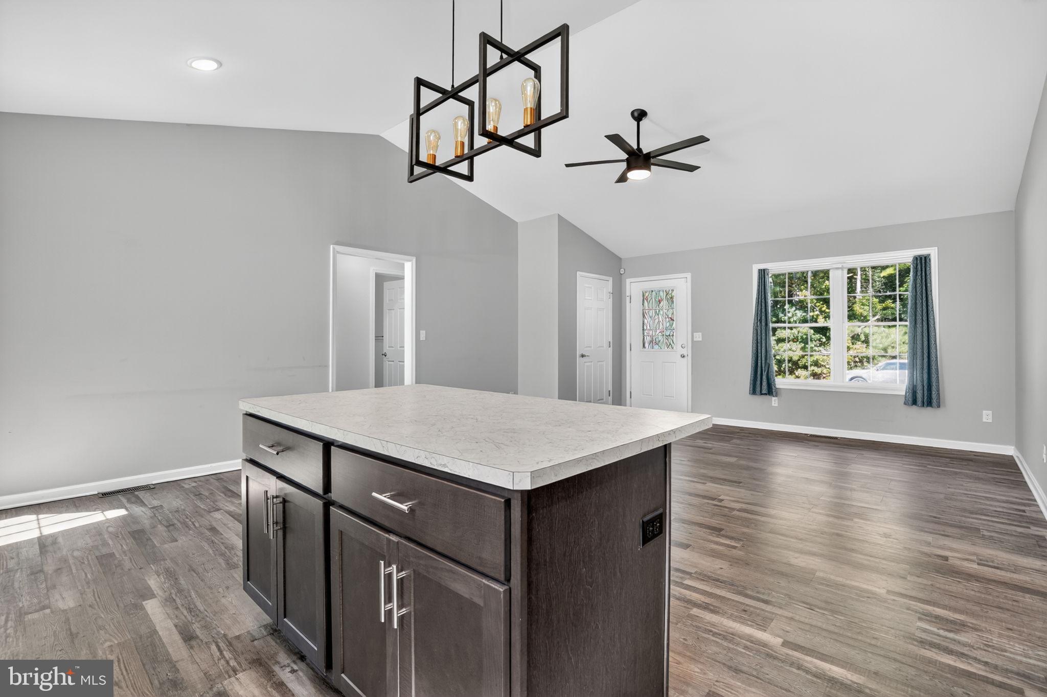 CAPTAIN'S COVE - Residential