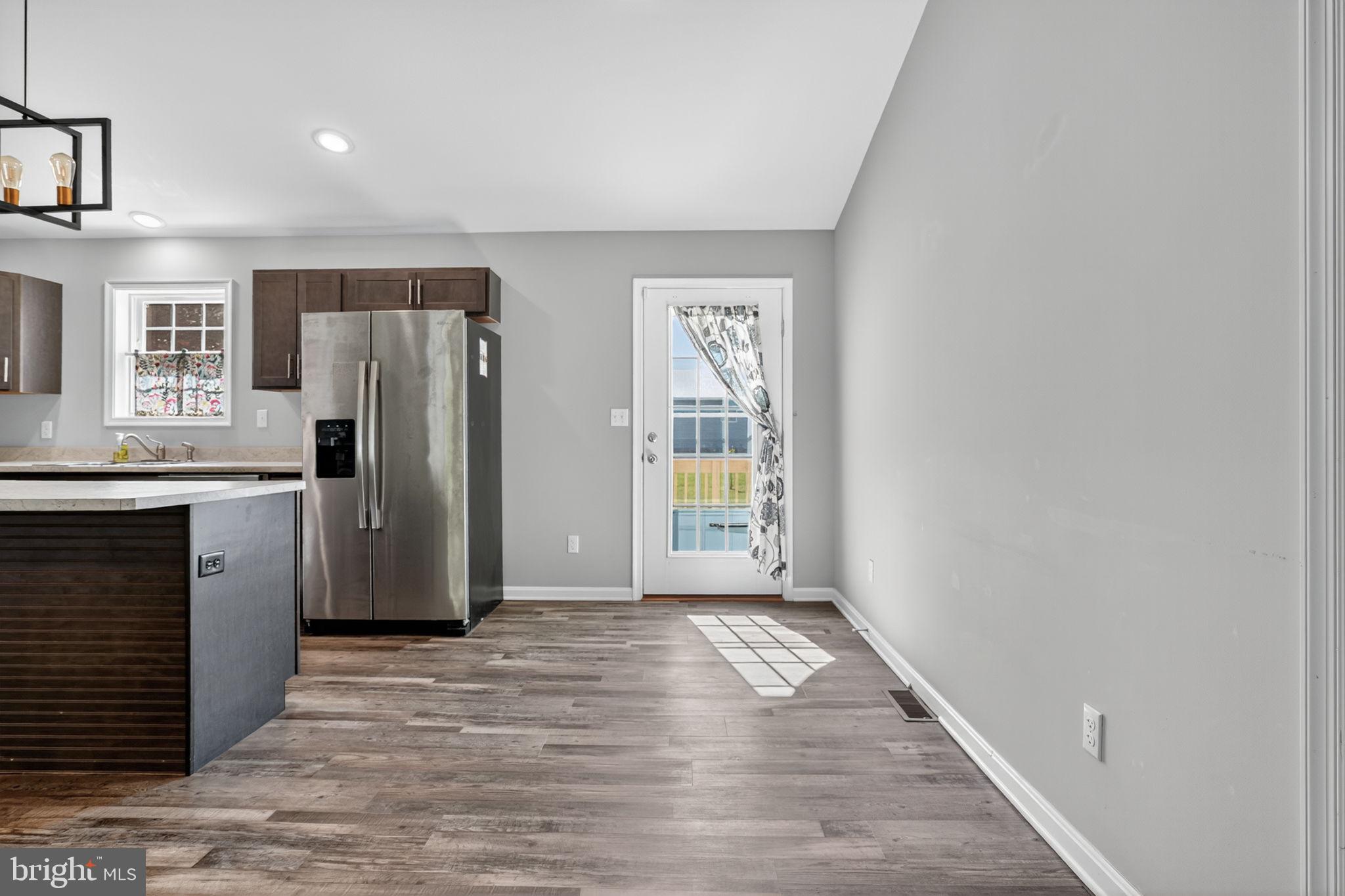 CAPTAIN'S COVE - Residential