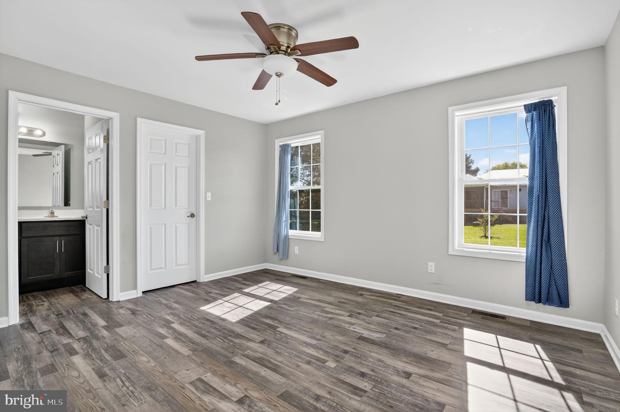 CAPTAIN'S COVE - Residential