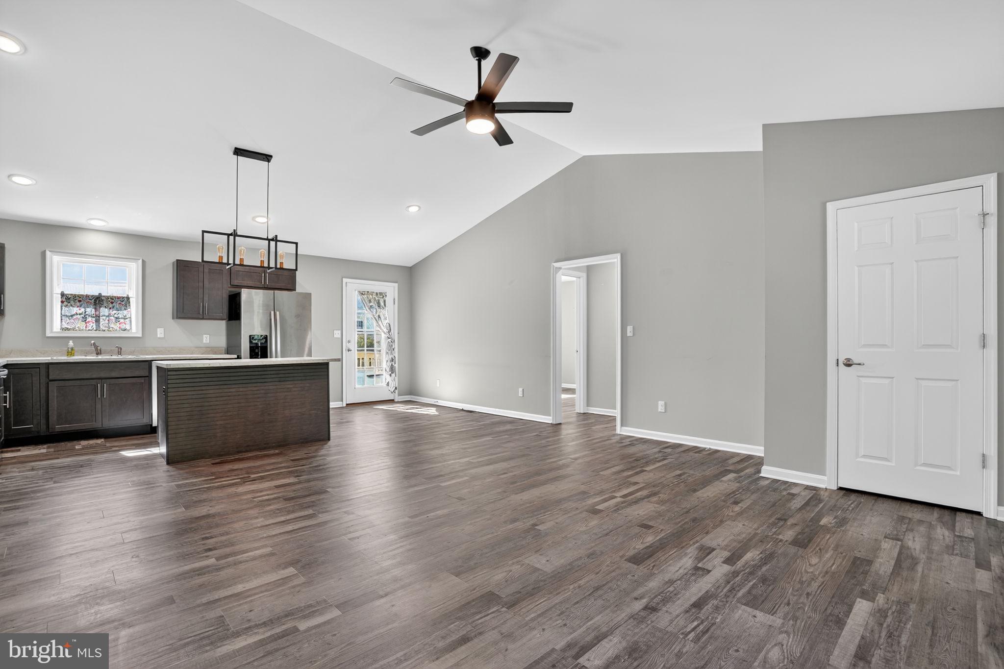 CAPTAIN'S COVE - Residential