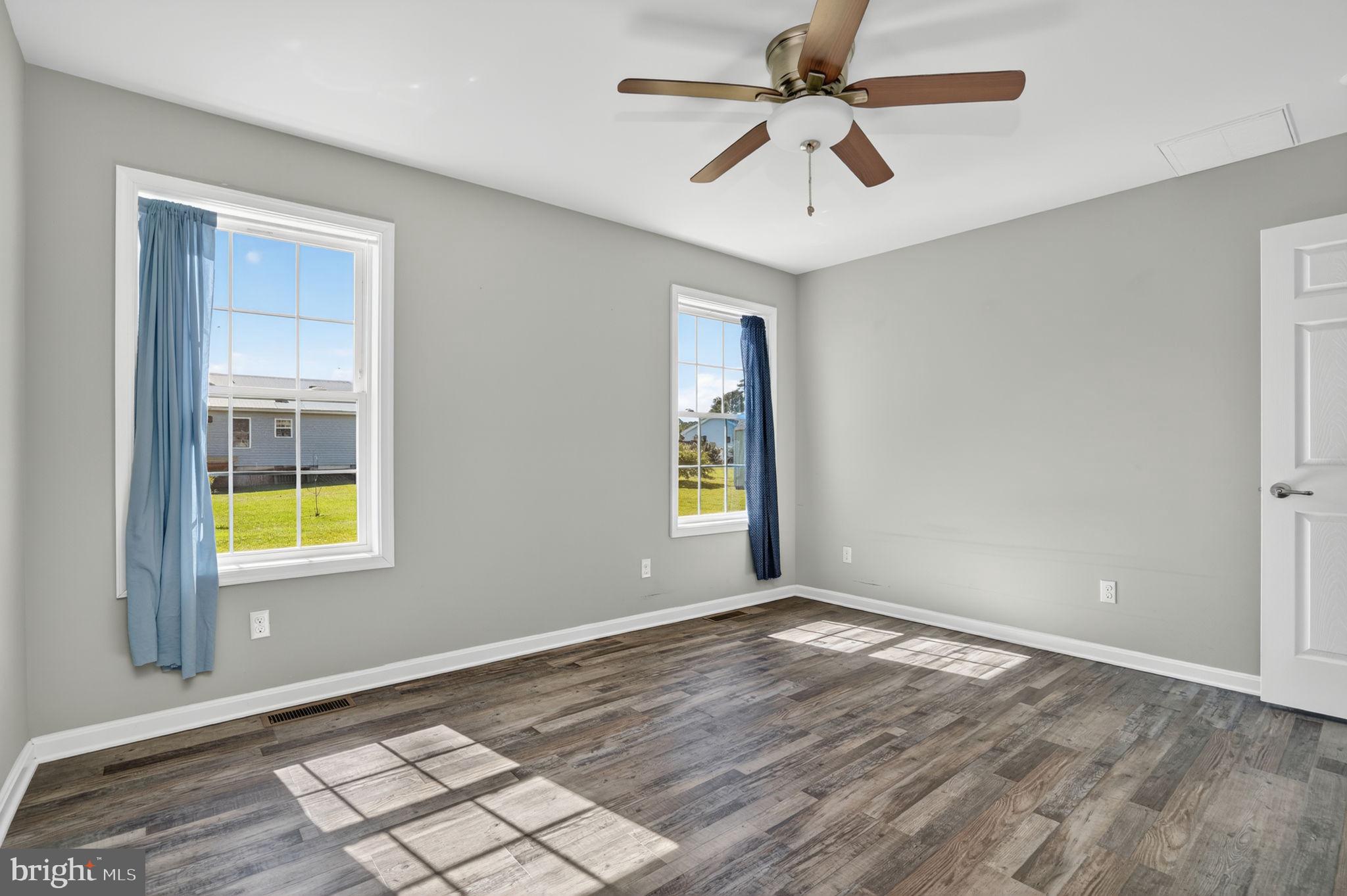 CAPTAIN'S COVE - Residential