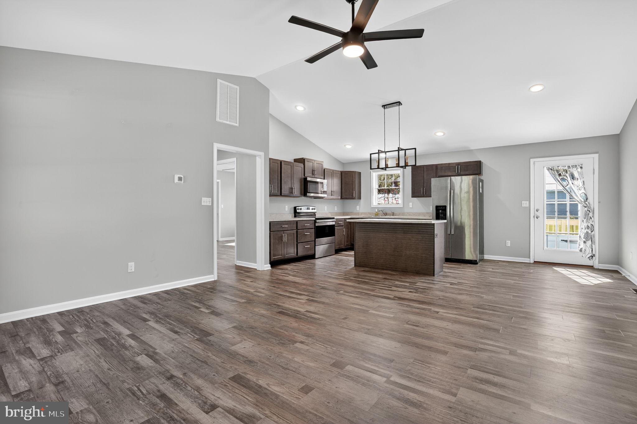 CAPTAIN'S COVE - Residential