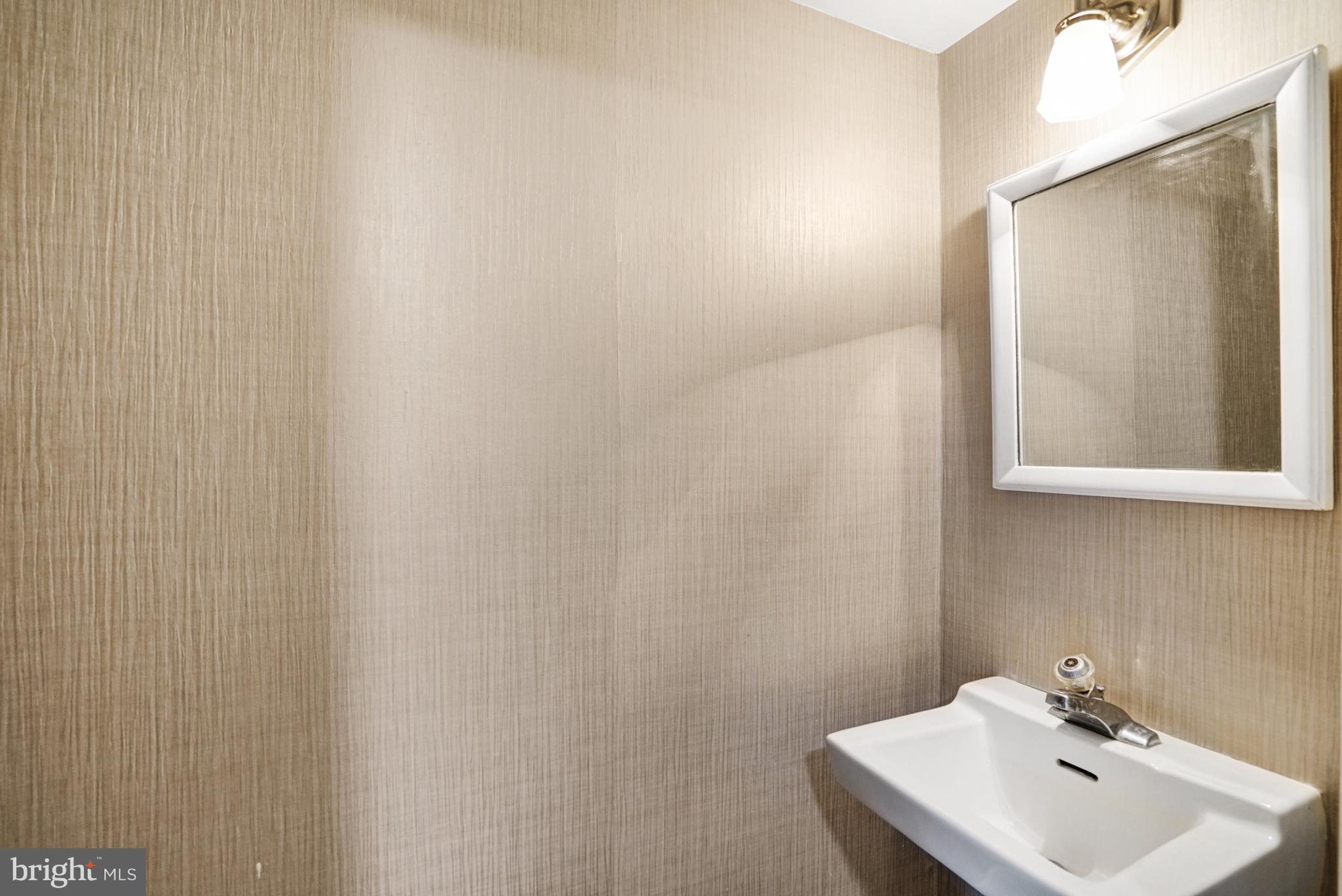 D EVEREUX WEST - Residential Lease