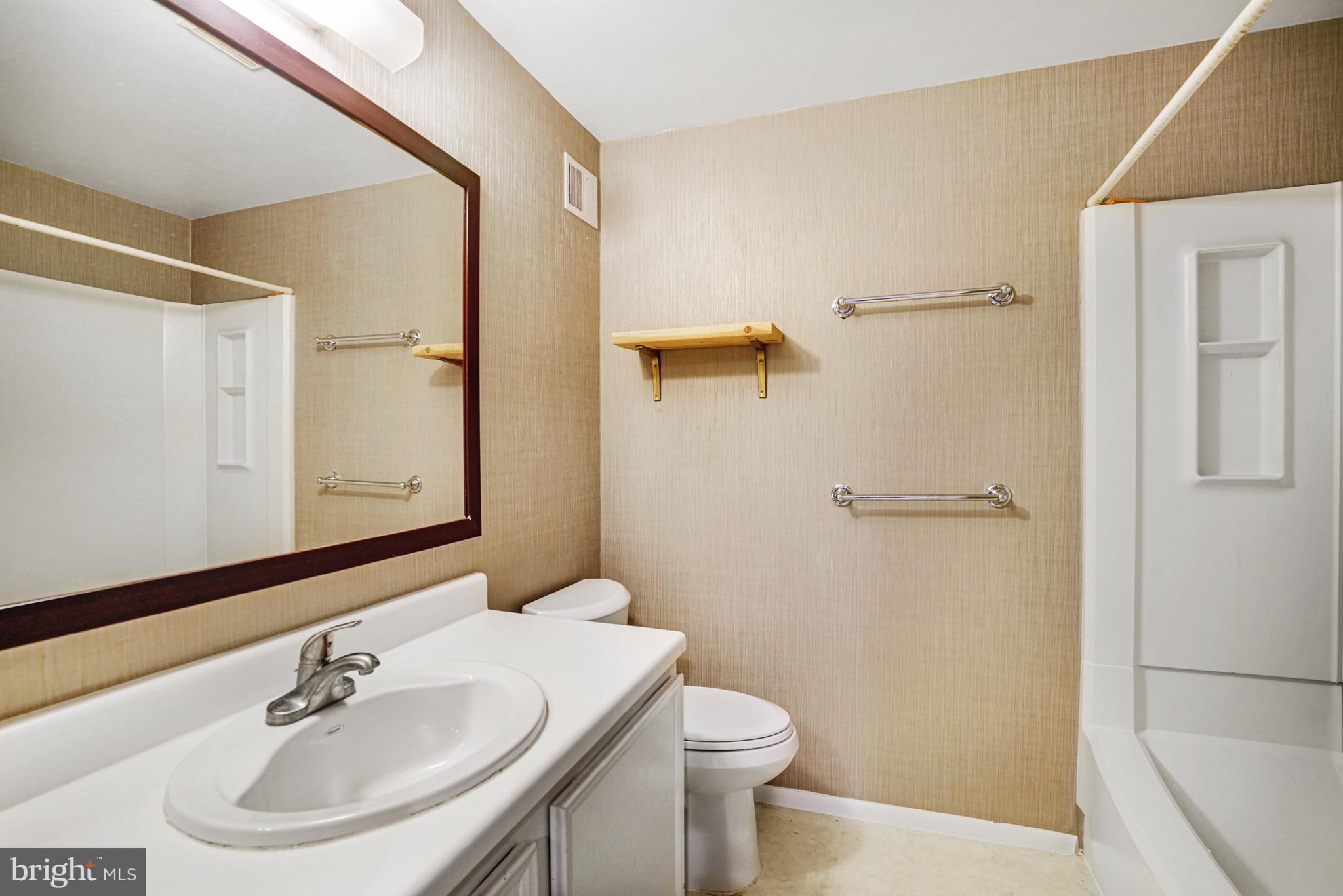 D EVEREUX WEST - Residential Lease