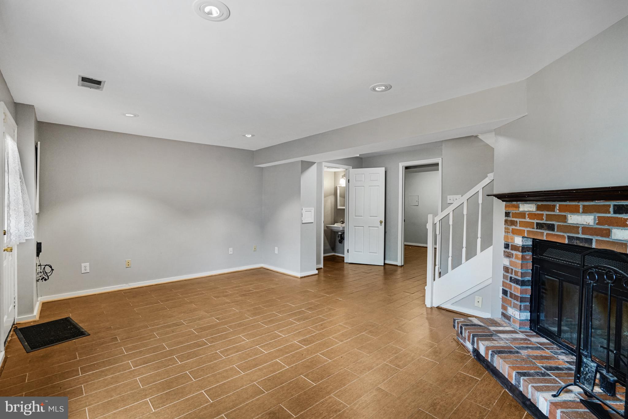 D EVEREUX WEST - Residential Lease