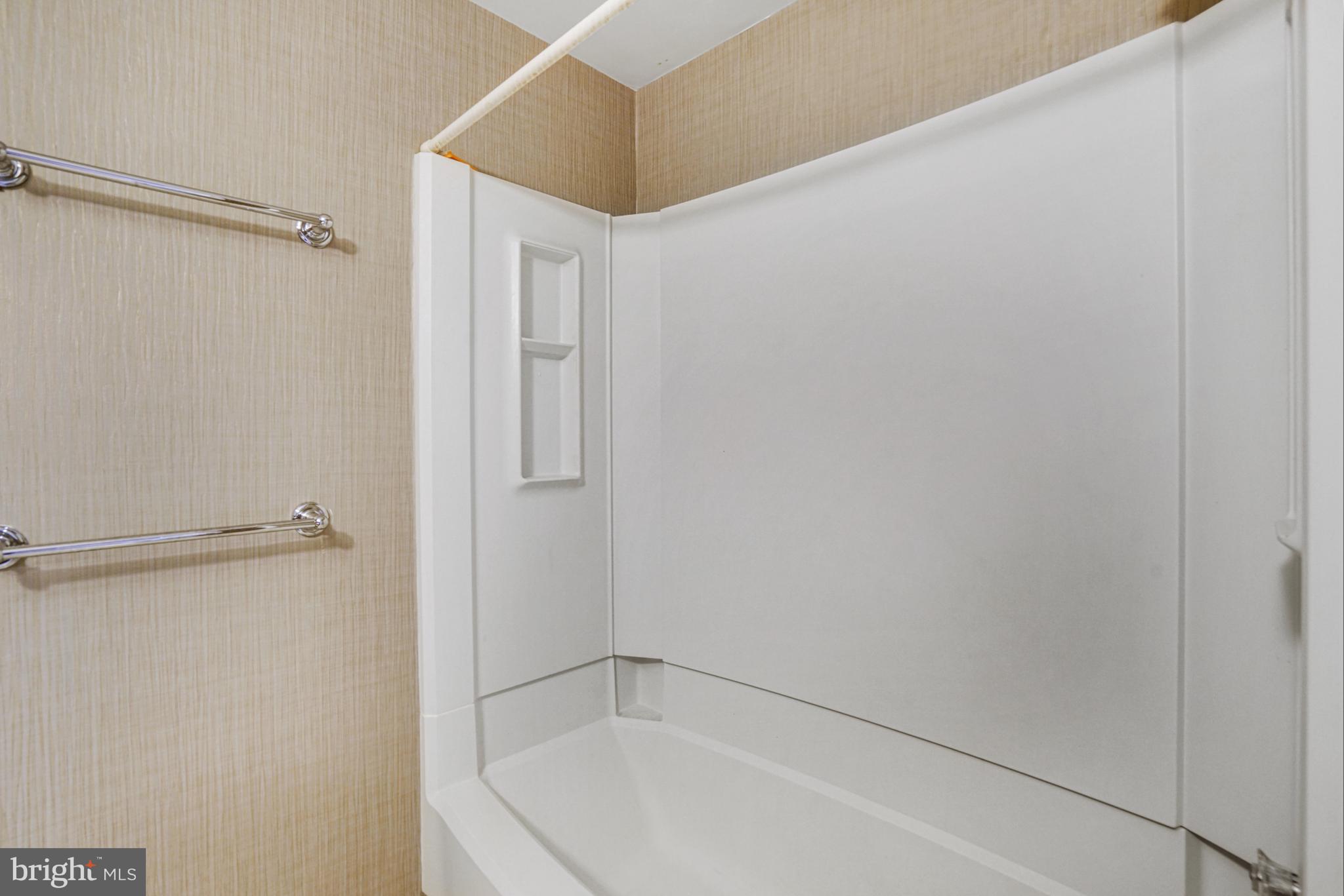 D EVEREUX WEST - Residential Lease