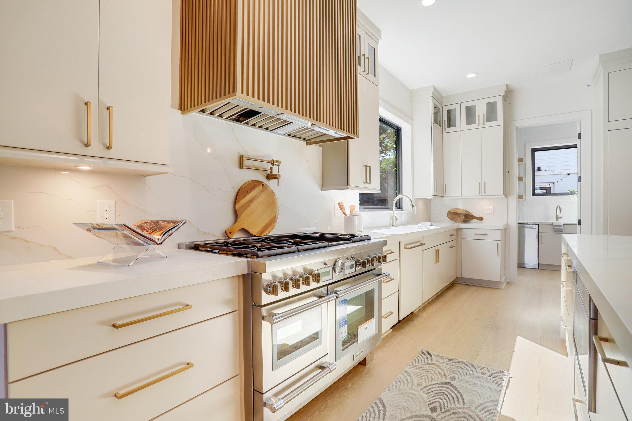 CRESCENT HILLS - Residential