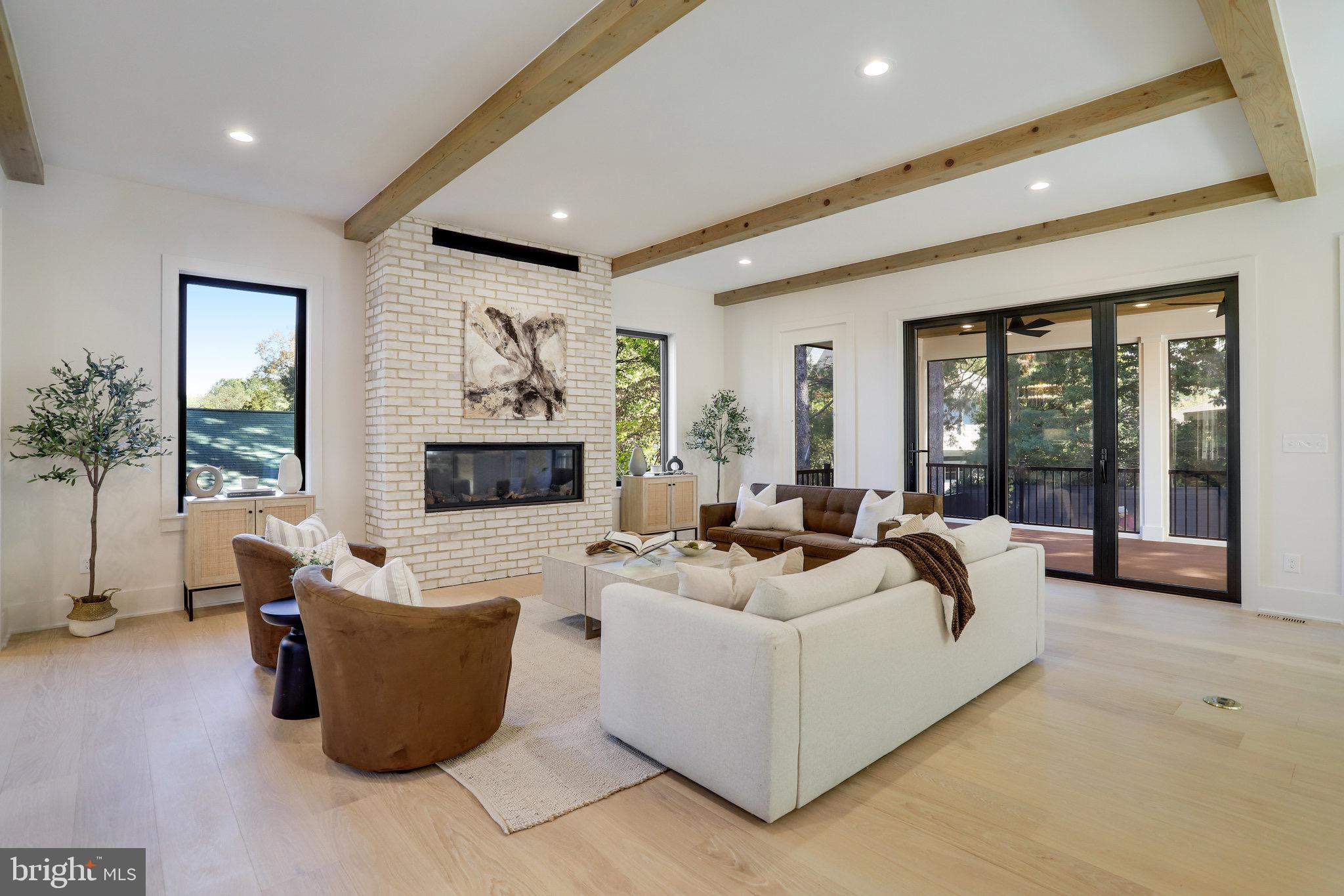 CRESCENT HILLS - Residential