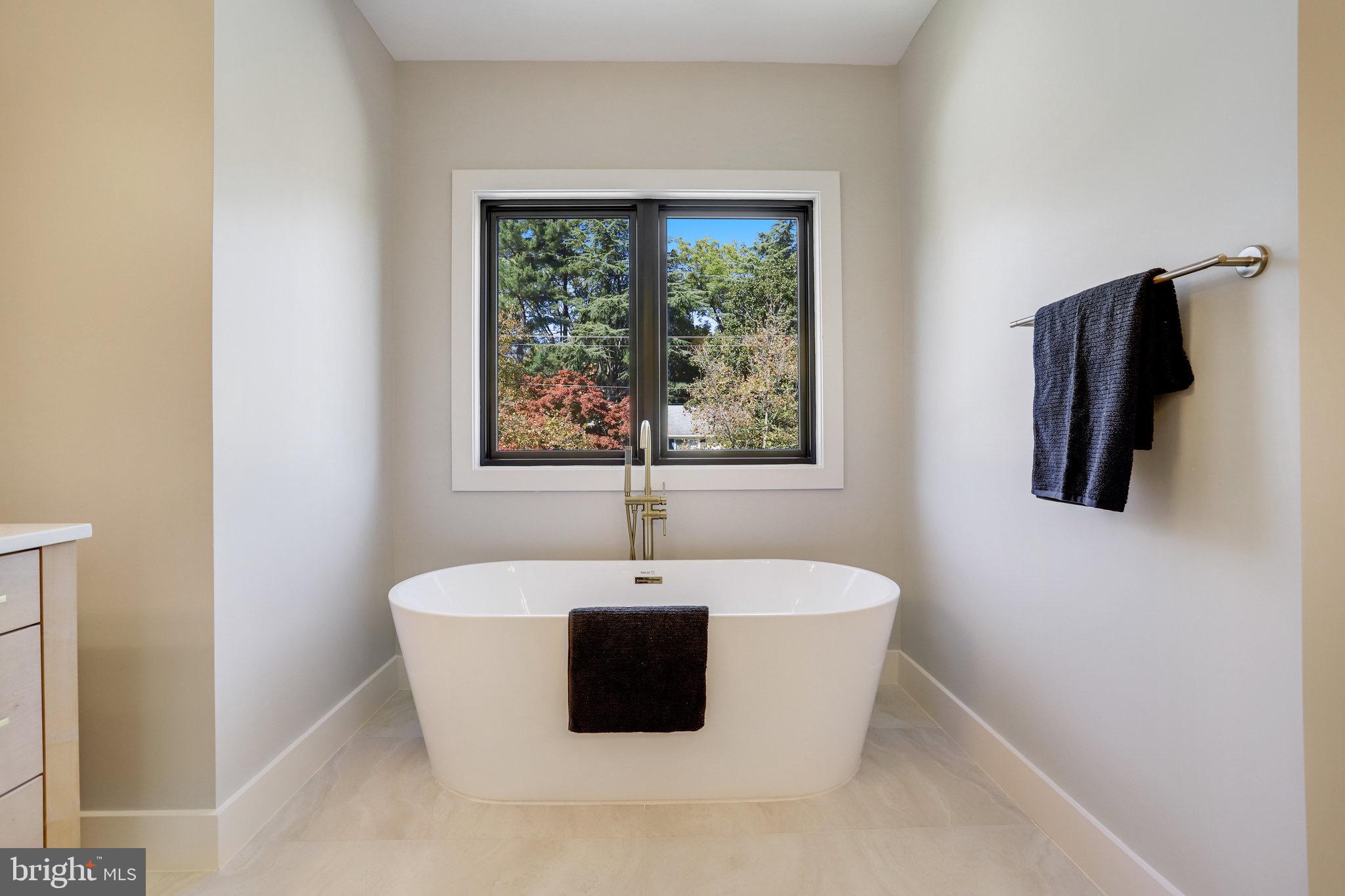 CRESCENT HILLS - Residential