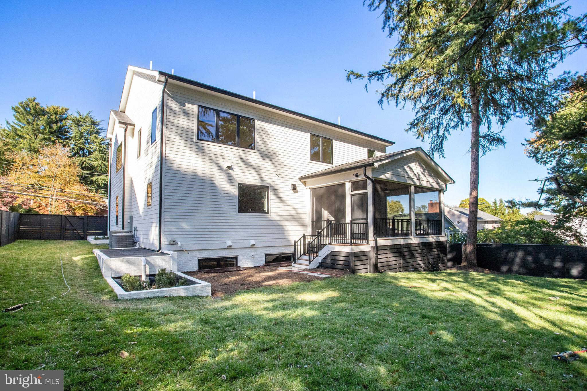 CRESCENT HILLS - Residential