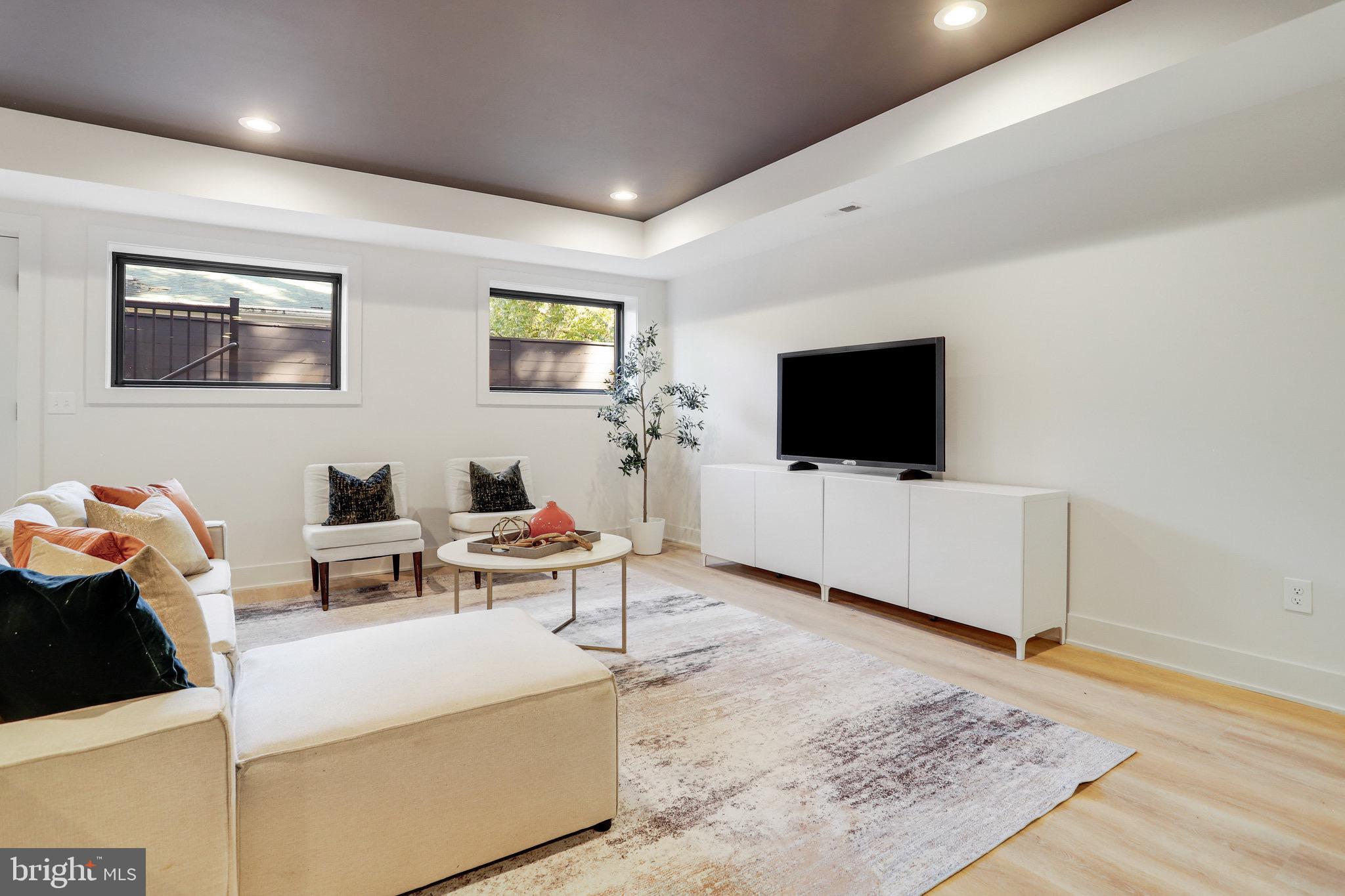 CRESCENT HILLS - Residential