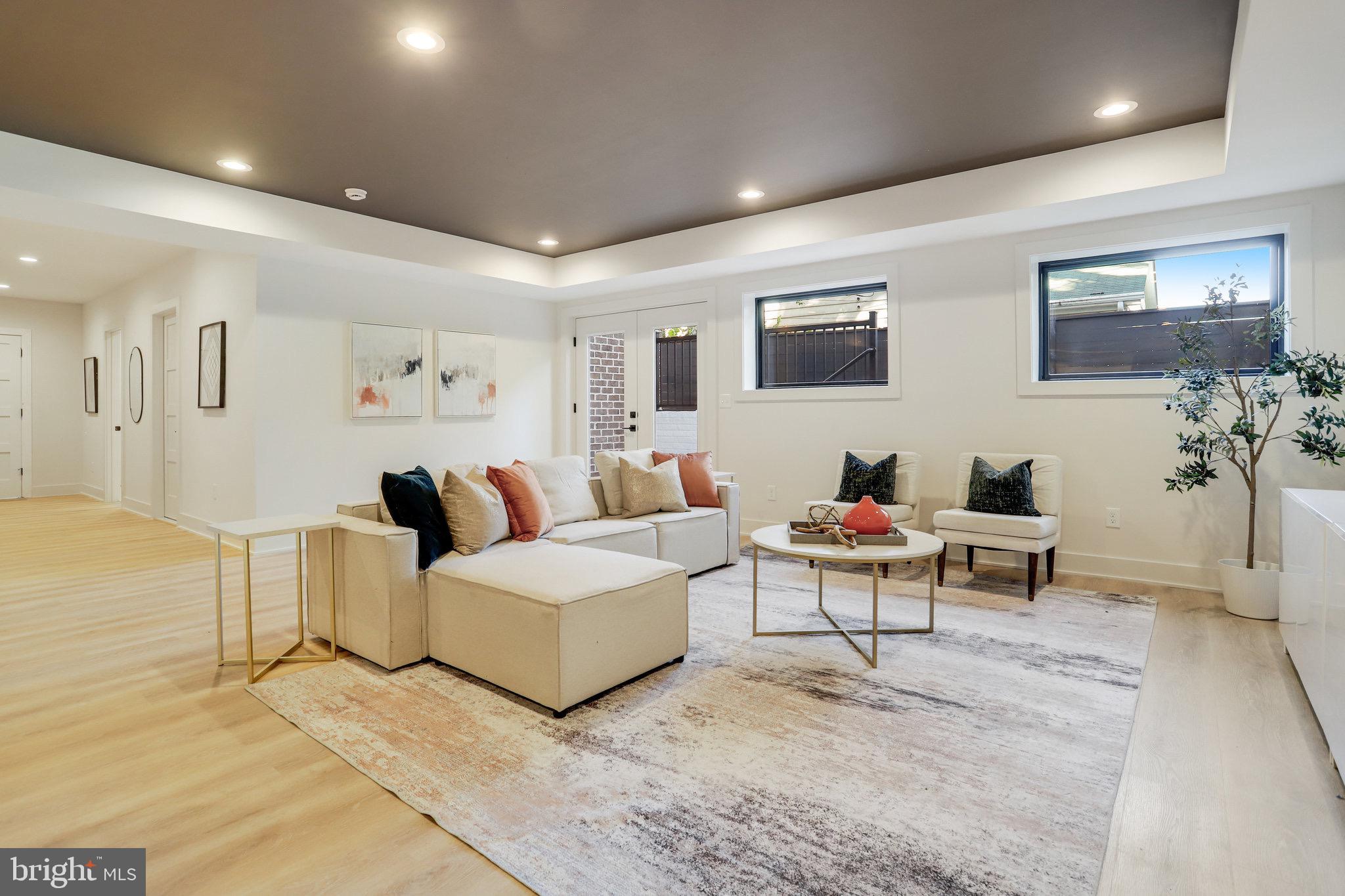 CRESCENT HILLS - Residential