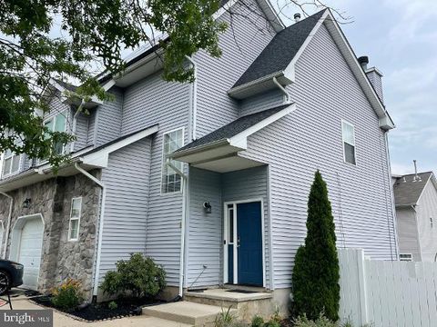 Townhouse For Sale - 8 Bonnie Court<br/> Mercer County, LAWRENCE TOWNSHIP, NJ 08648