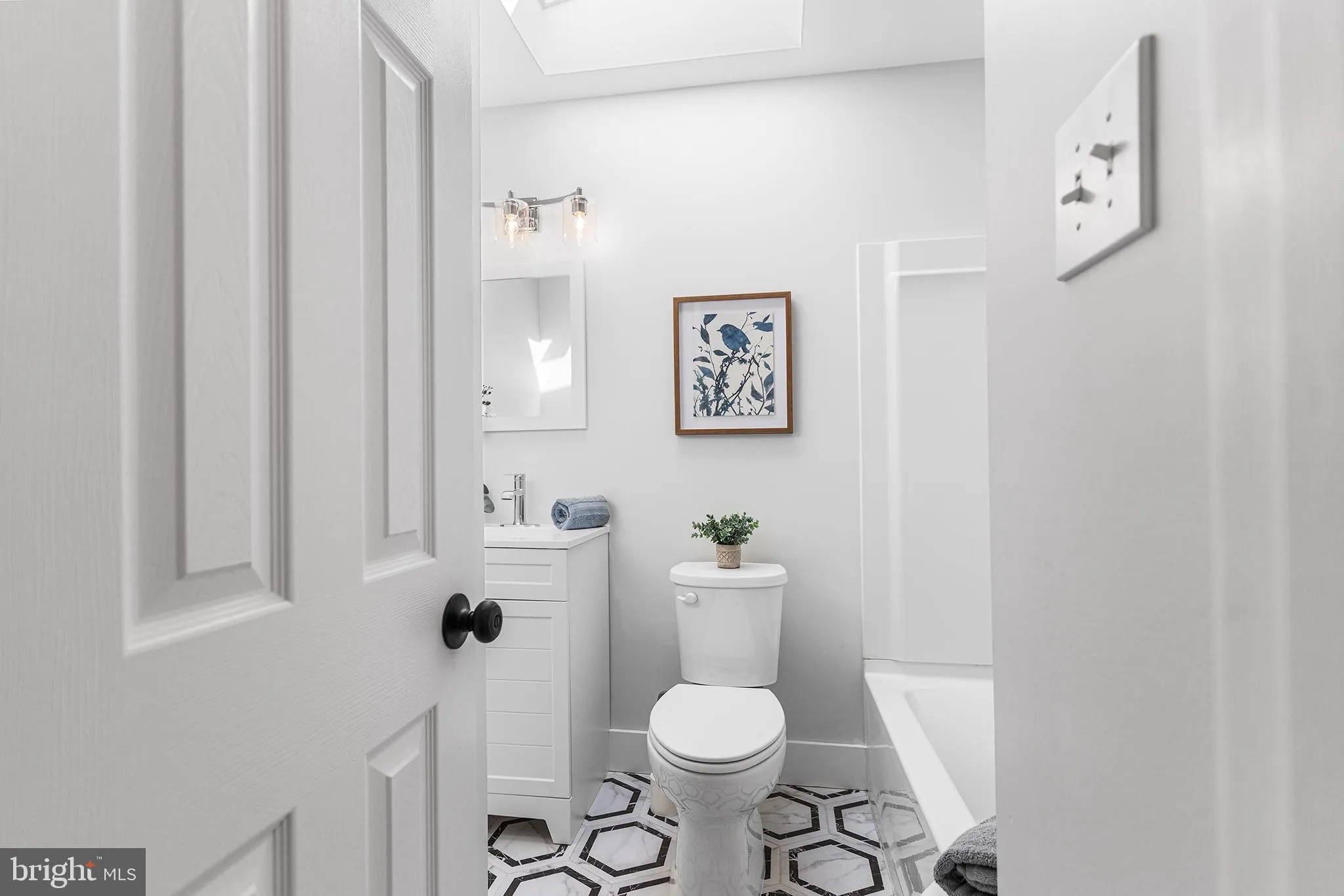 Broomall, Pennsylvania 19008, United States, 3 Bedrooms Bedrooms, ,3 BathroomsBathrooms,Residential,Pending,129790