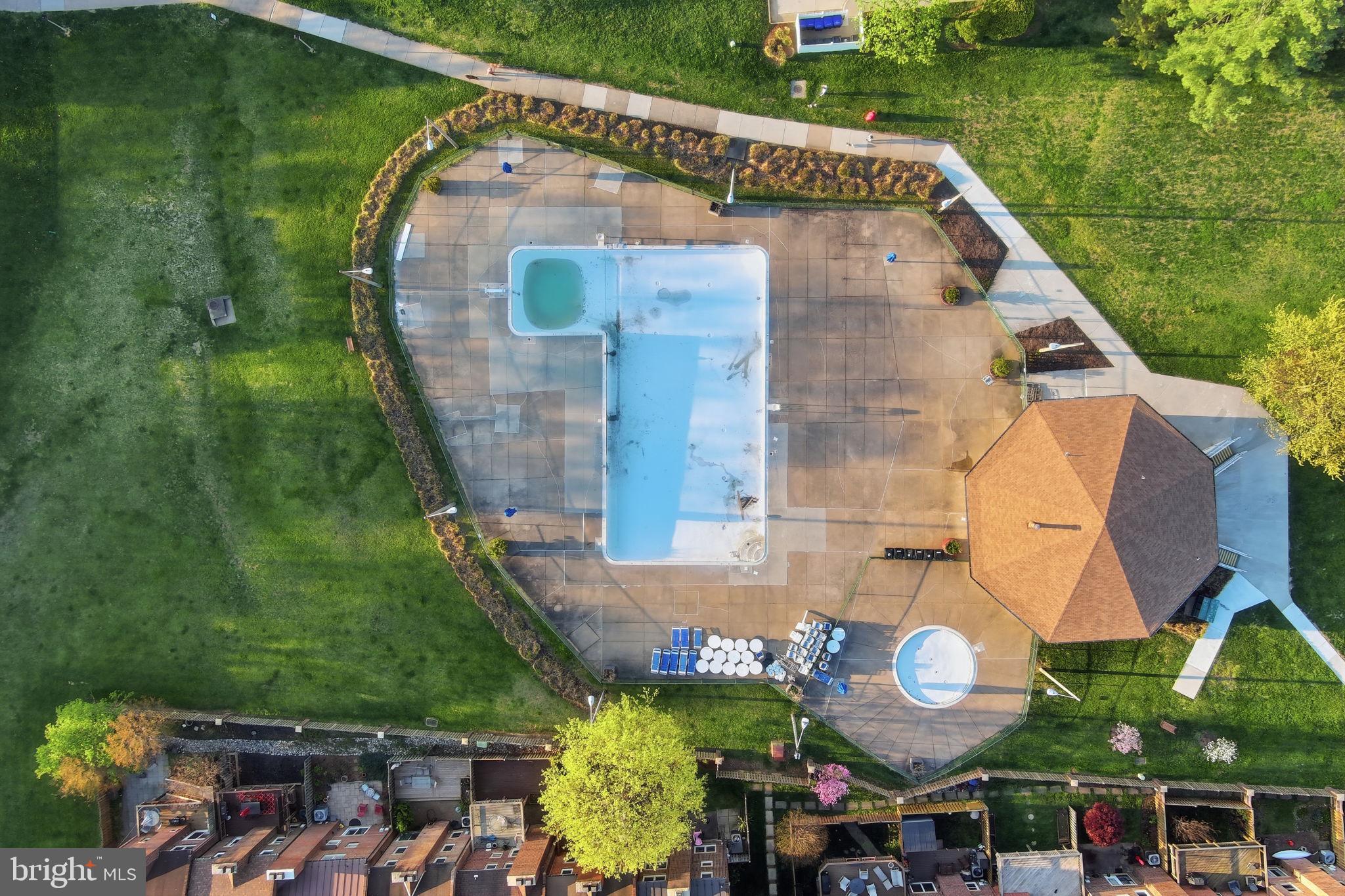 OAKTON VILLAGE - Residential