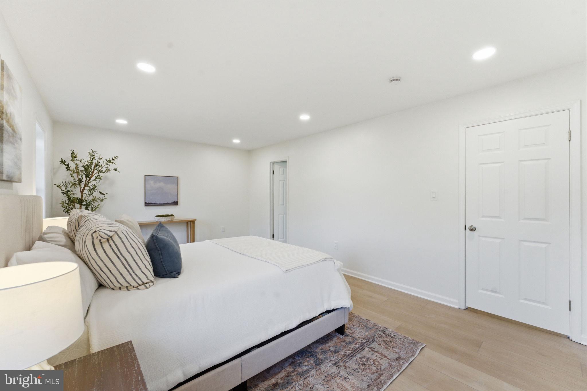 OAKTON VILLAGE - Residential