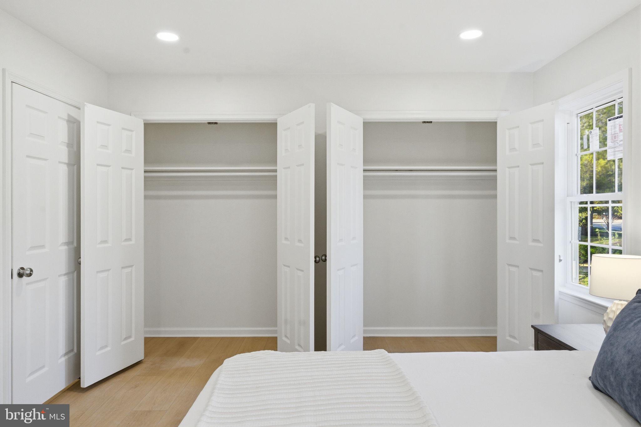 OAKTON VILLAGE - Residential