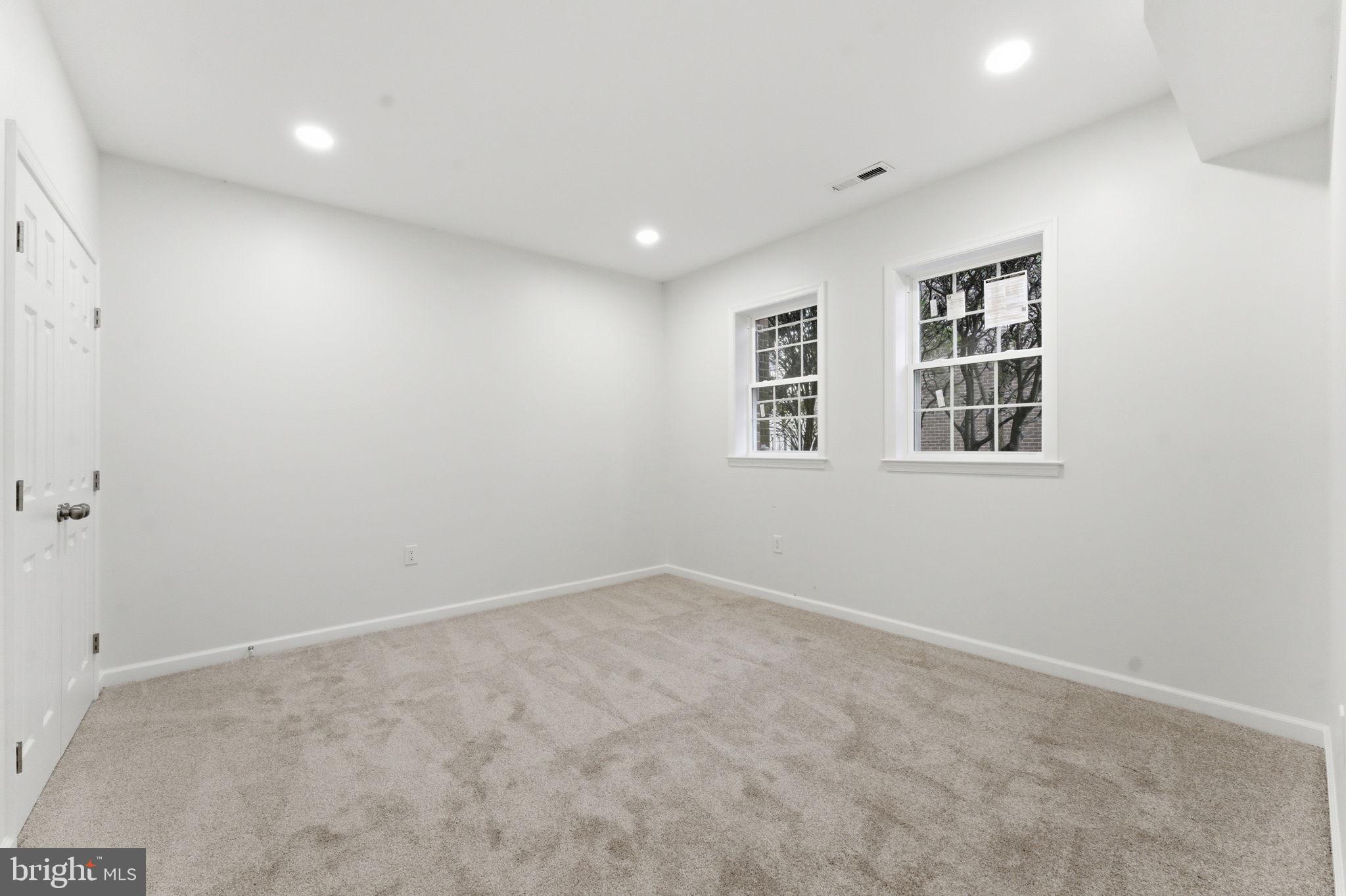 OAKTON VILLAGE - Residential