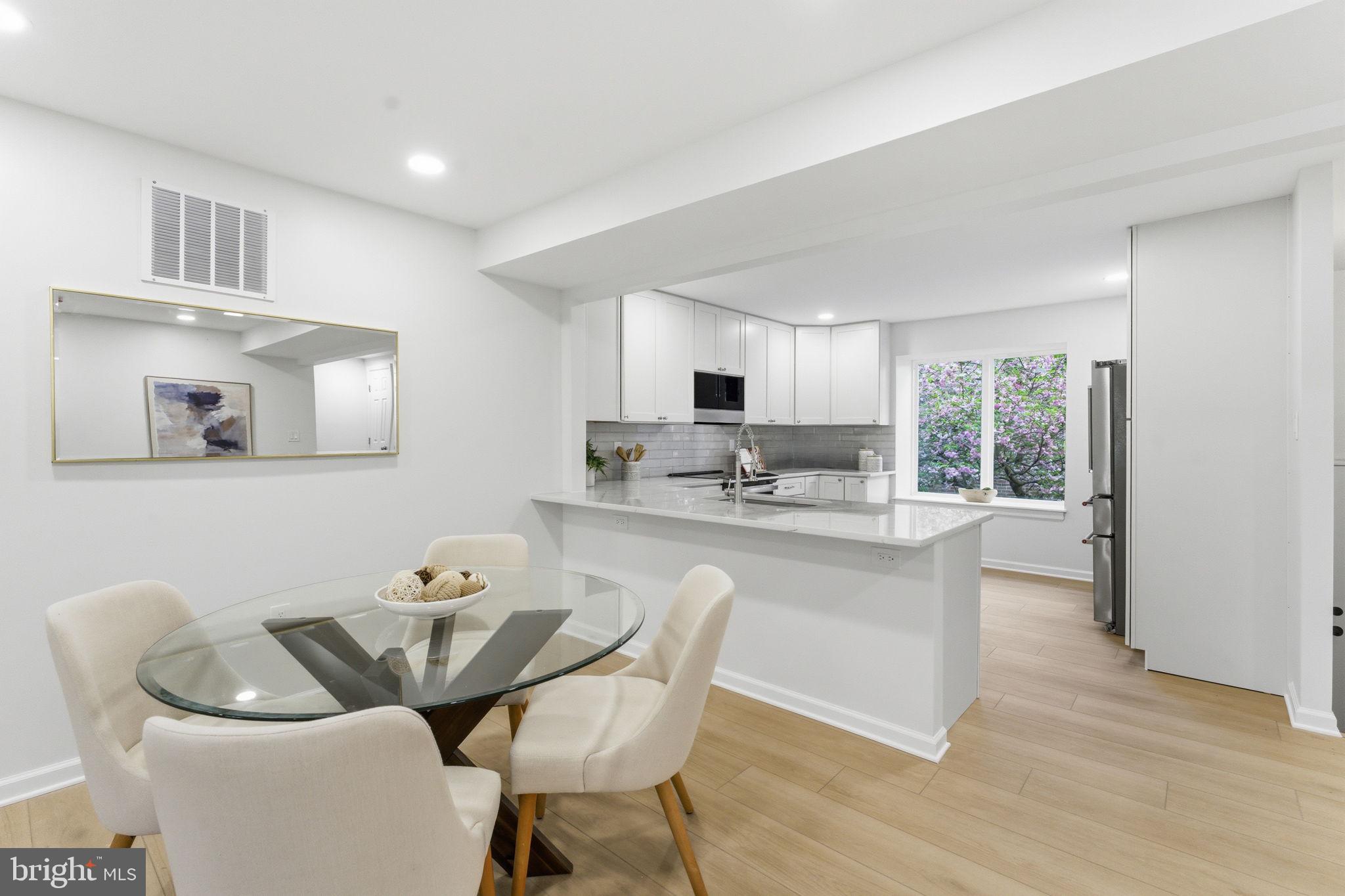 OAKTON VILLAGE - Residential