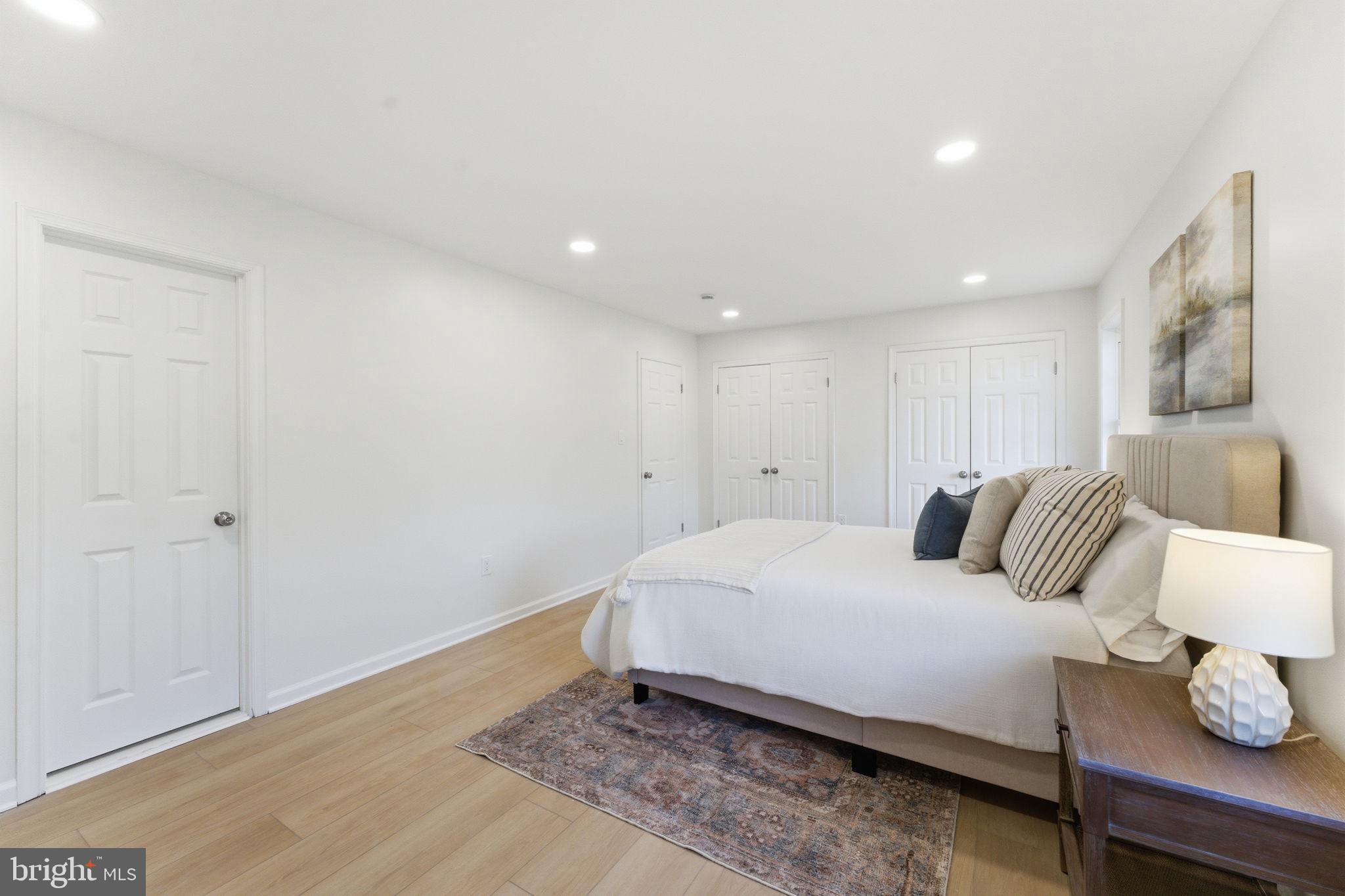 OAKTON VILLAGE - Residential