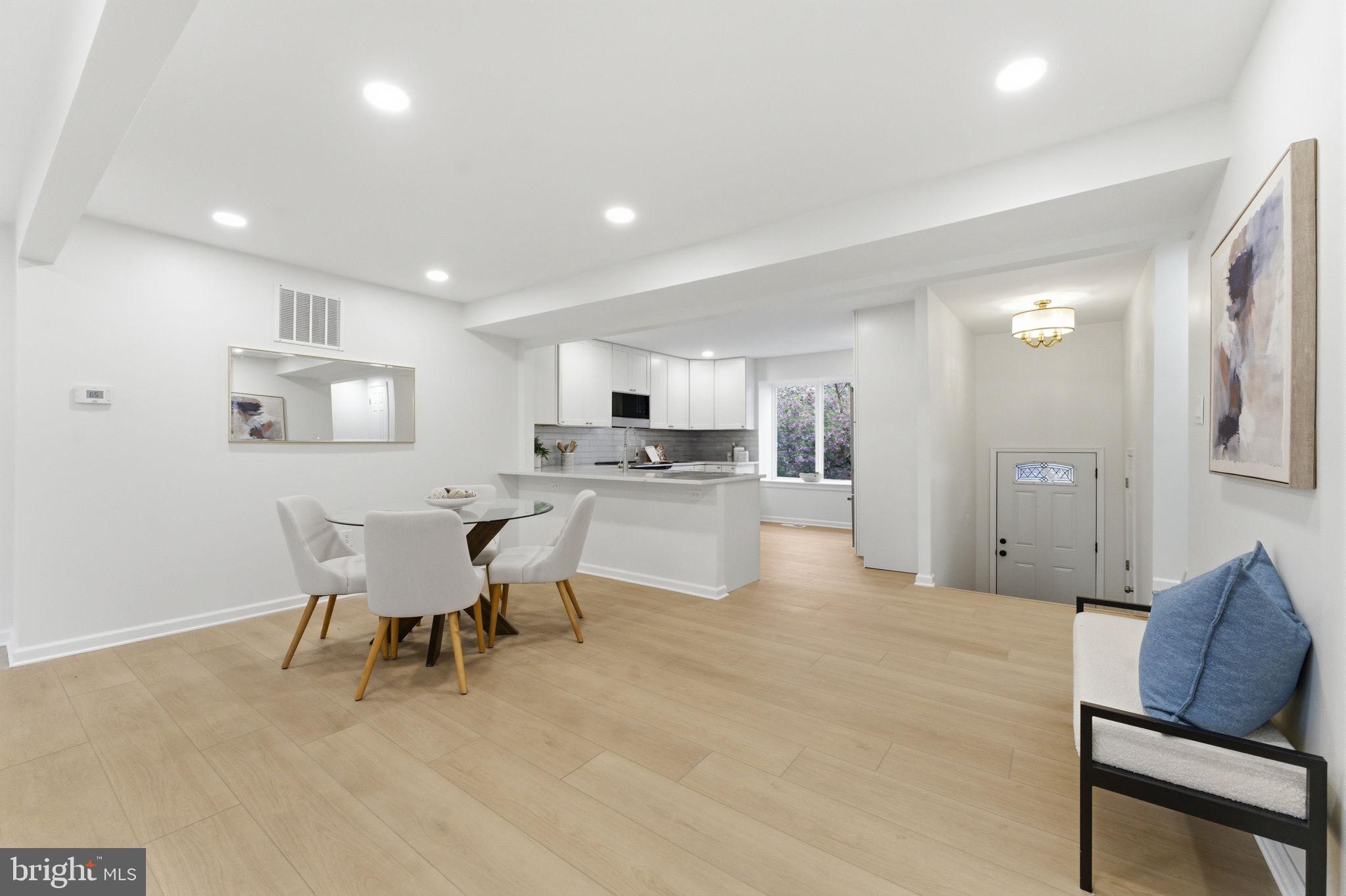 OAKTON VILLAGE - Residential